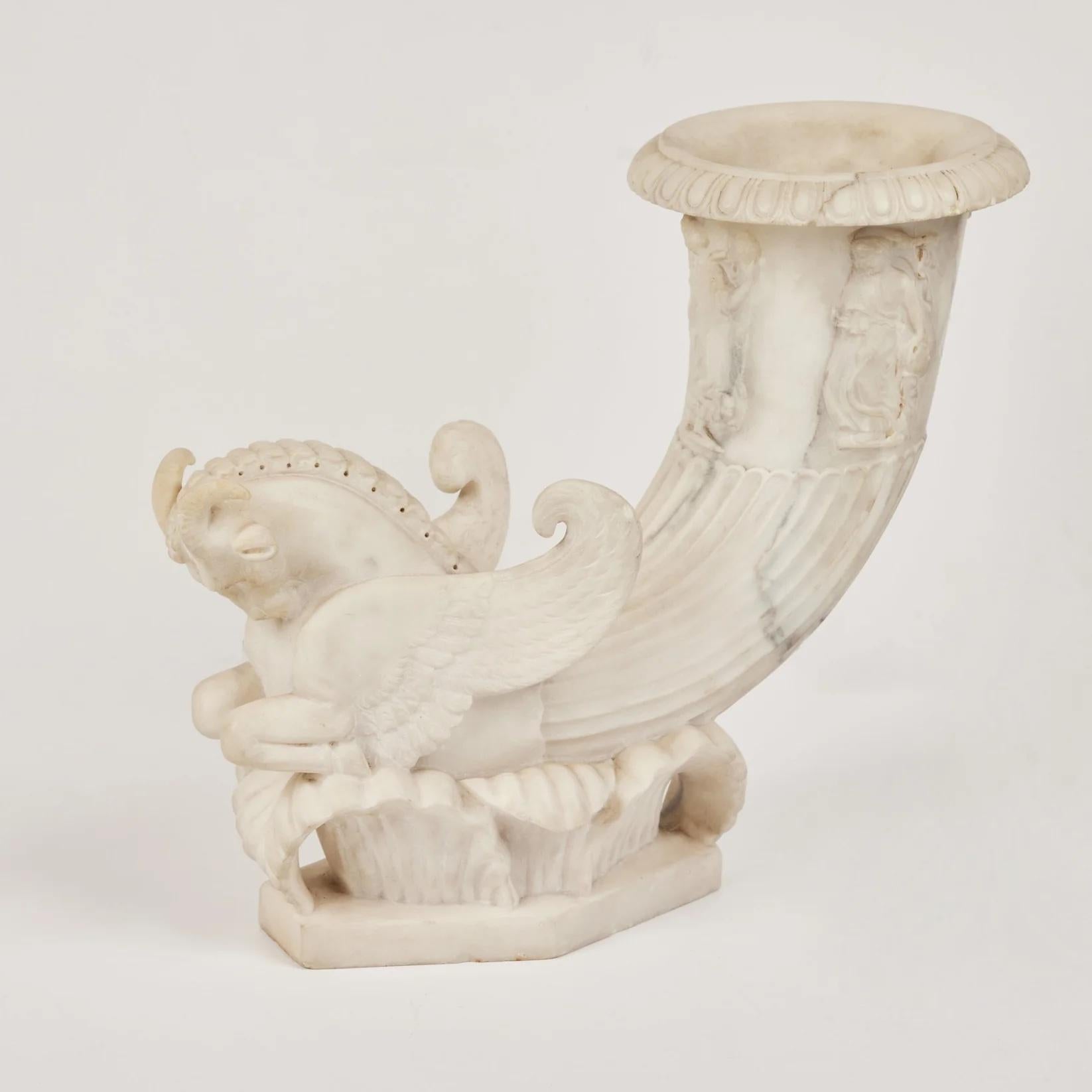 Paar Hippocampus-Kornukopien aus Carrara-Marmor (Neoklassisch) im Angebot