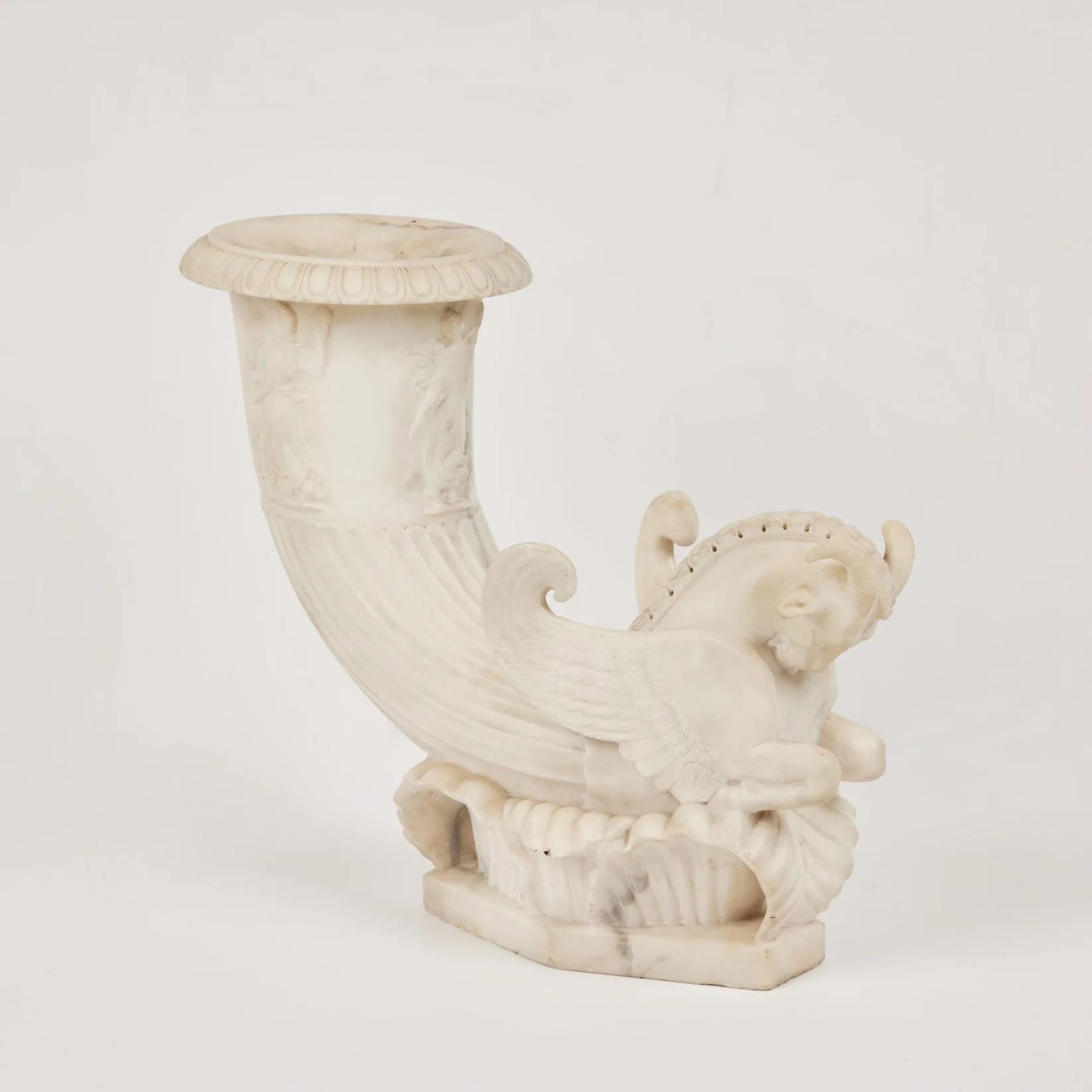 Sculpté à la main Paire d'Hippocampes Cornucopias en marbre de Carrare en vente