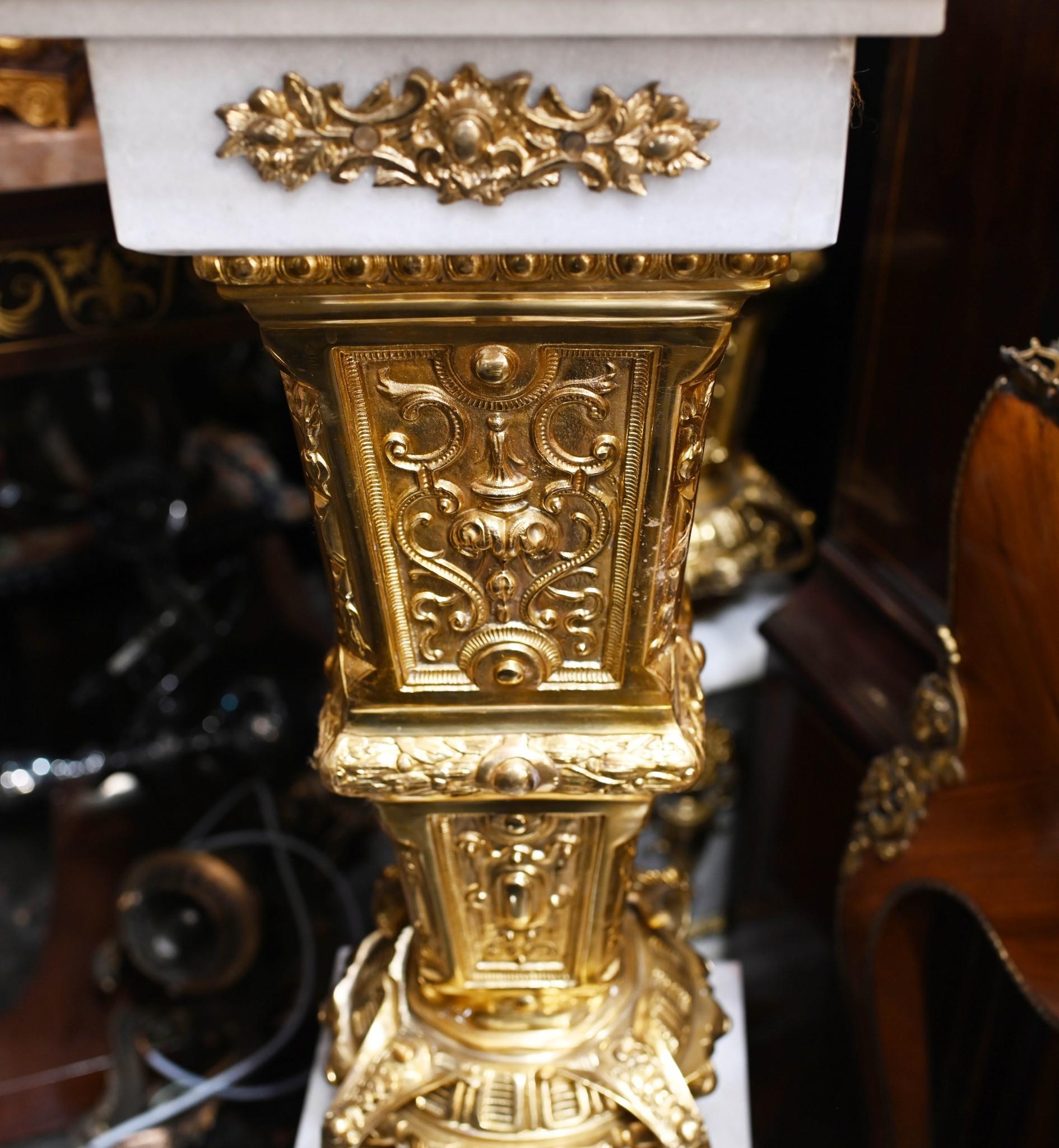 Sie sehen hier ein wunderschönes Paar französischer Marmorsockel in der Louis XVI-Manier
Die aus weißem Carrera-Marmor gefertigten Ständer werden von perfekt passenden Marmorurnen gekrönt.
Die Ormolu-Beschläge sind original und weisen klassische