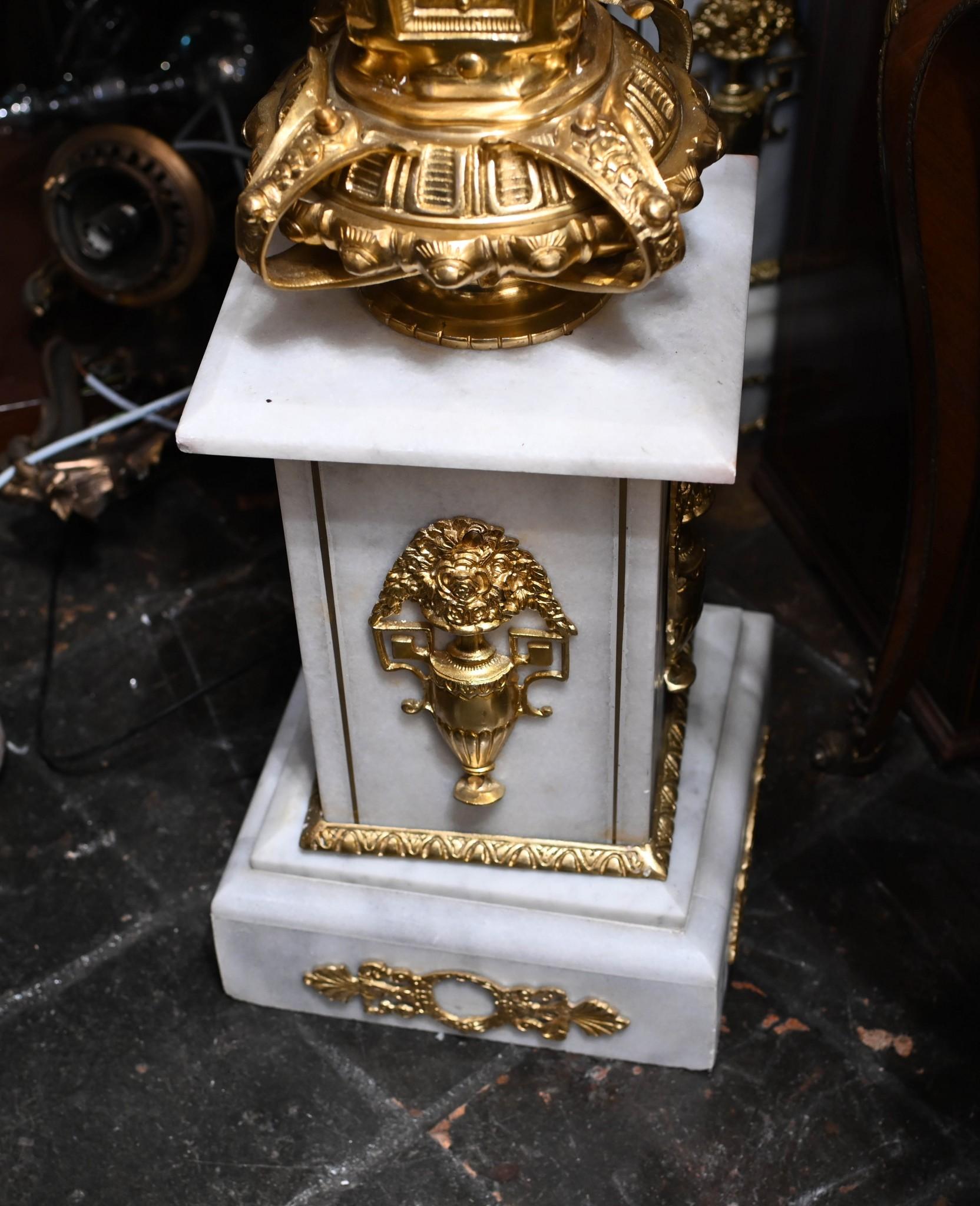 Paar Carrera Marmor Pedestal Ständer Urnen Ormolu Louis XVI (Louis XVI.) im Angebot