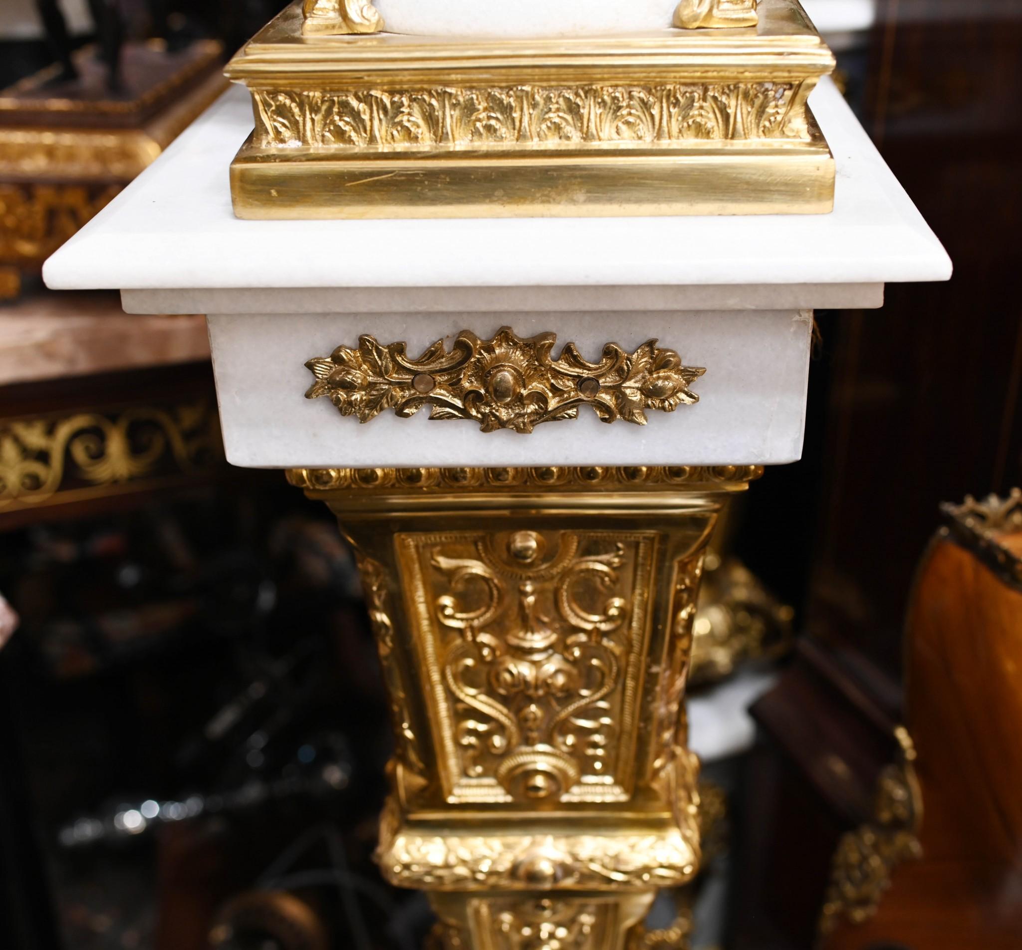 Paar Carrera Marmor Pedestal Ständer Urnen Ormolu Louis XVI im Zustand „Gut“ im Angebot in Potters Bar, GB