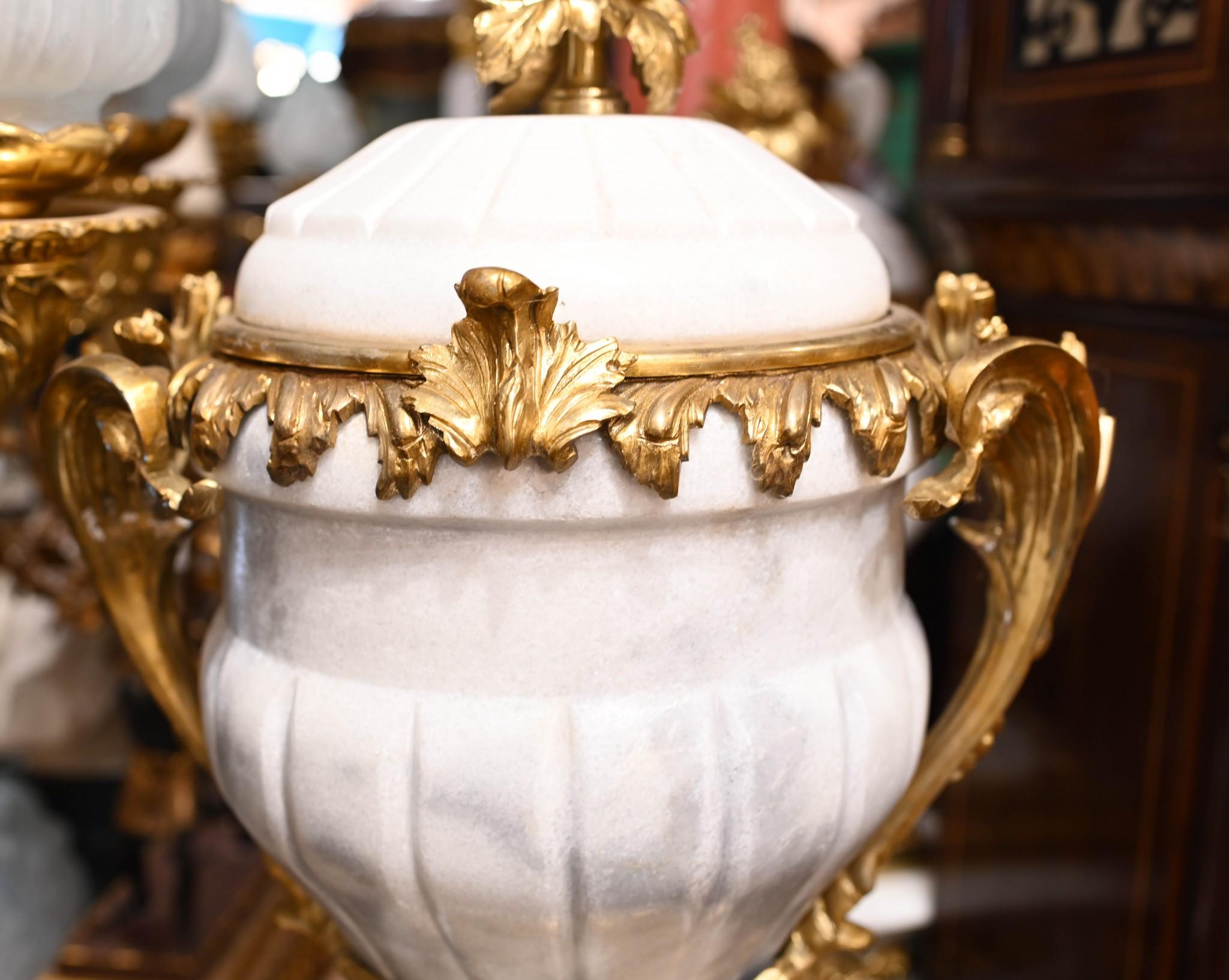 Paar Carrera Marmor Pedestal Ständer Urnen Ormolu Louis XVI (Spätes 19. Jahrhundert) im Angebot