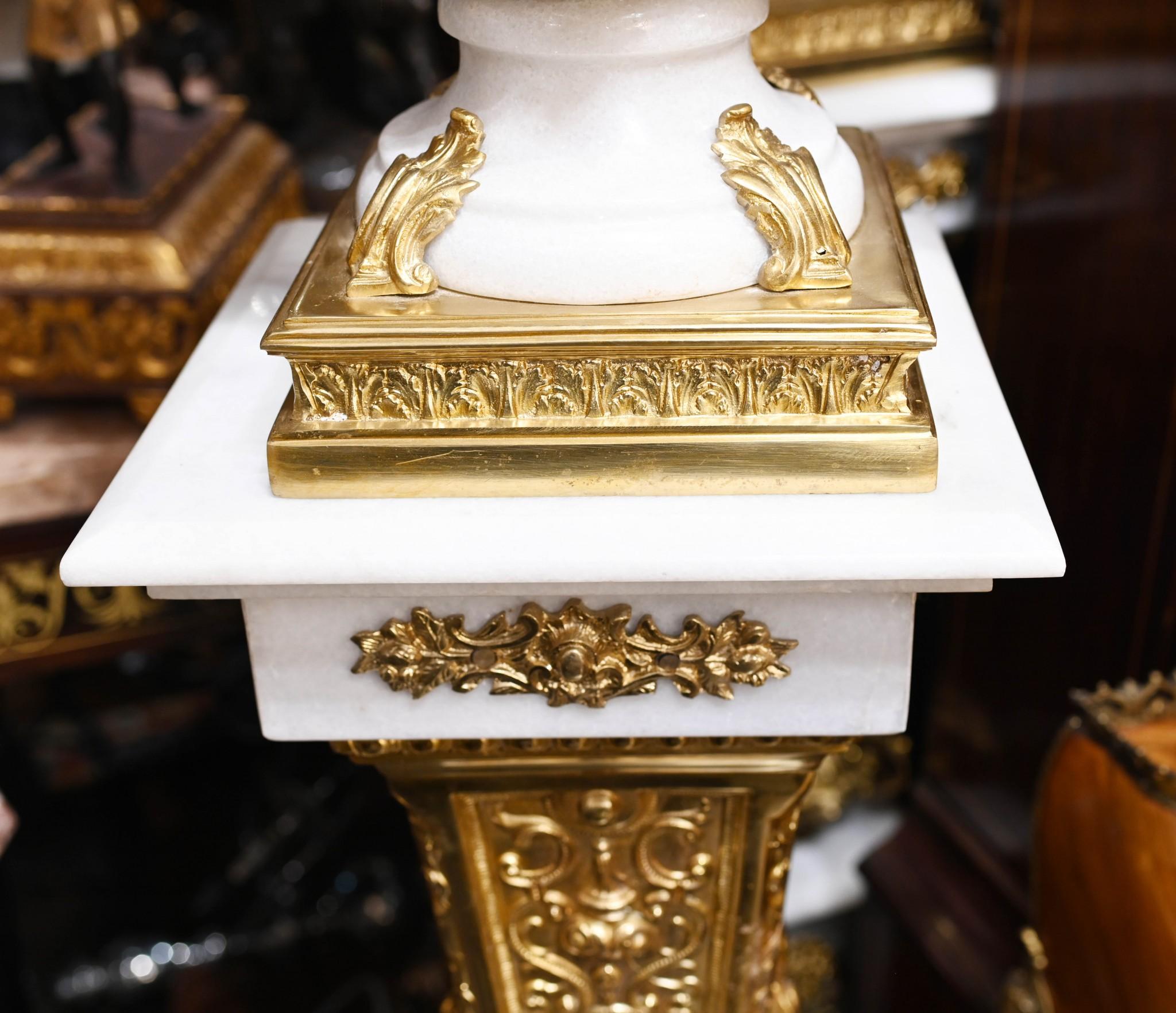 Paar Carrera Marmor Pedestal Ständer Urnen Ormolu Louis XVI (Carrara-Marmor) im Angebot