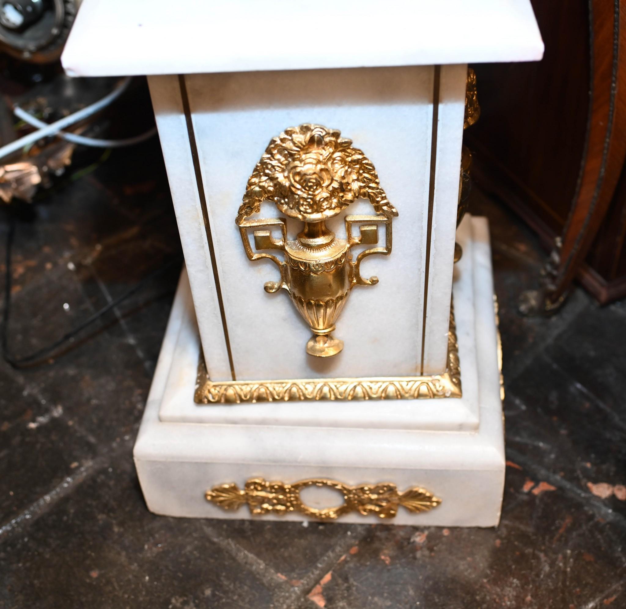 Paar Carrera Marmor Pedestal Ständer Urnen Ormolu Louis XVI im Angebot 3
