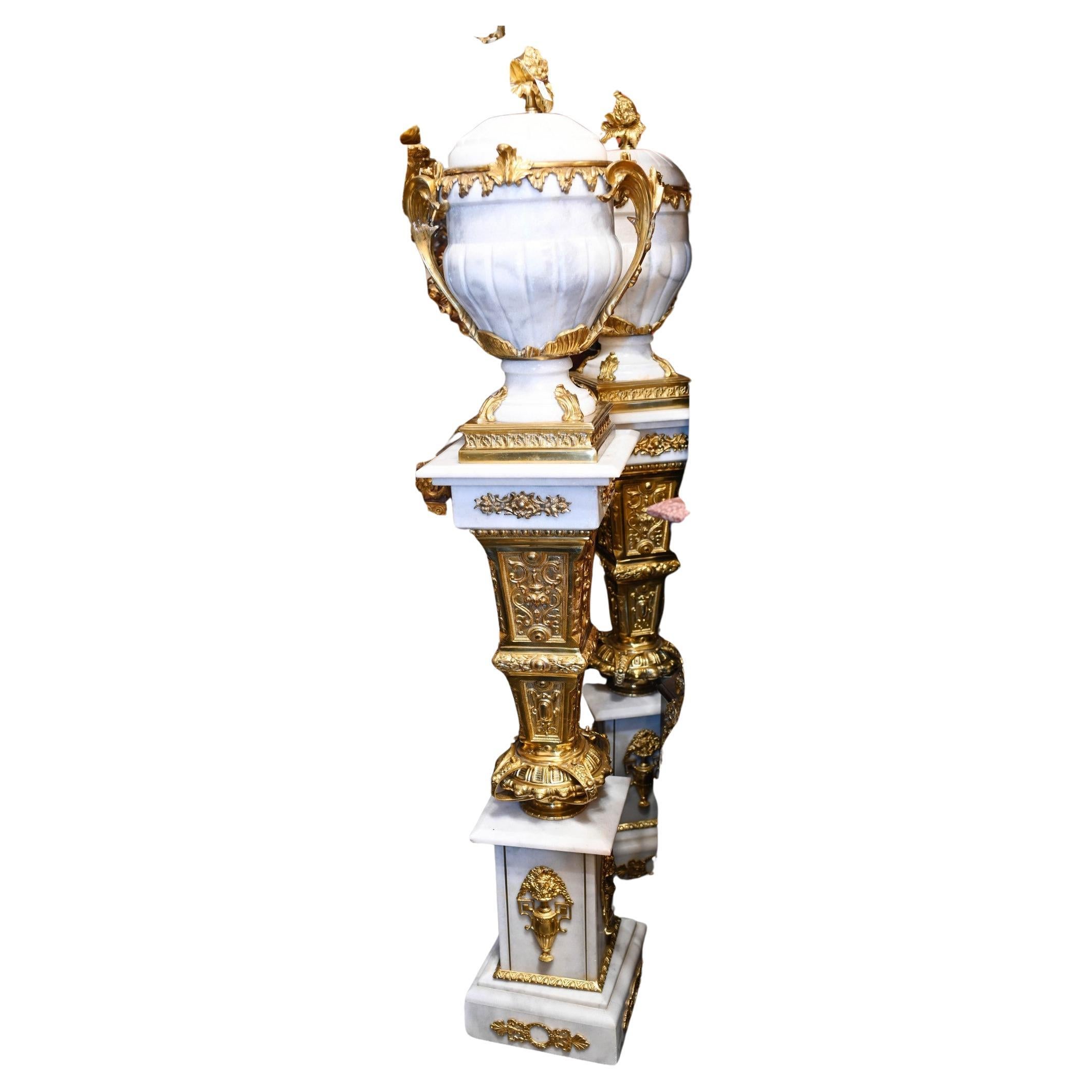 Paar Carrera Marmor Pedestal Ständer Urnen Ormolu Louis XVI im Angebot