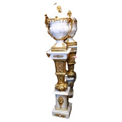 Paire de piédestaux Carrera en marbre, urnes et bronze doré Louis XVI