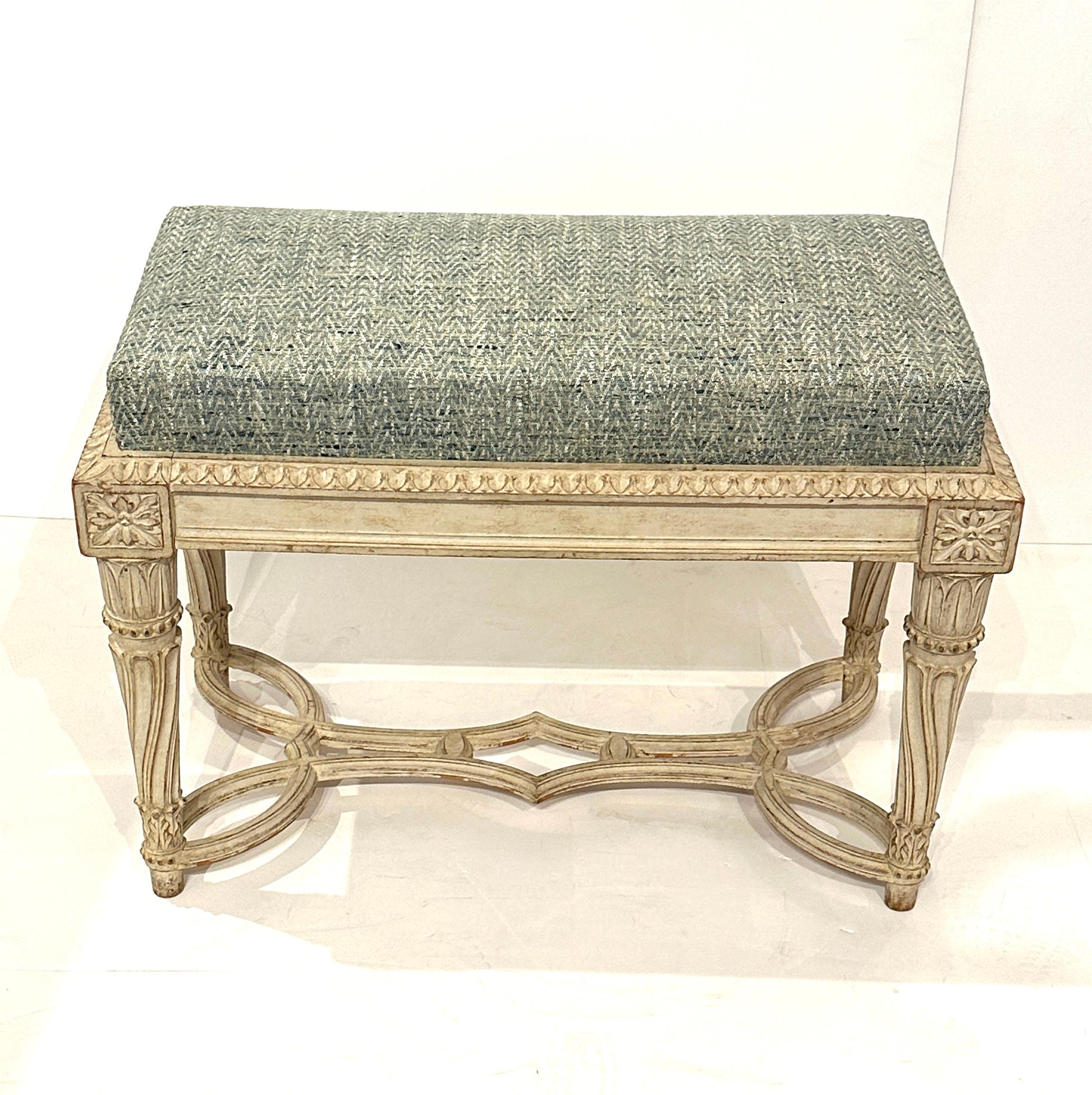 Un'elegante coppia di panche intagliate a mano, gesso bianco e finitura a cera, circa 1900.  Barelle elaborate.  Più di recente è stato tappezzato con un bellissimo tessuto damascato nei toni del rosso, rifinito con un bordino legato e annodato. 