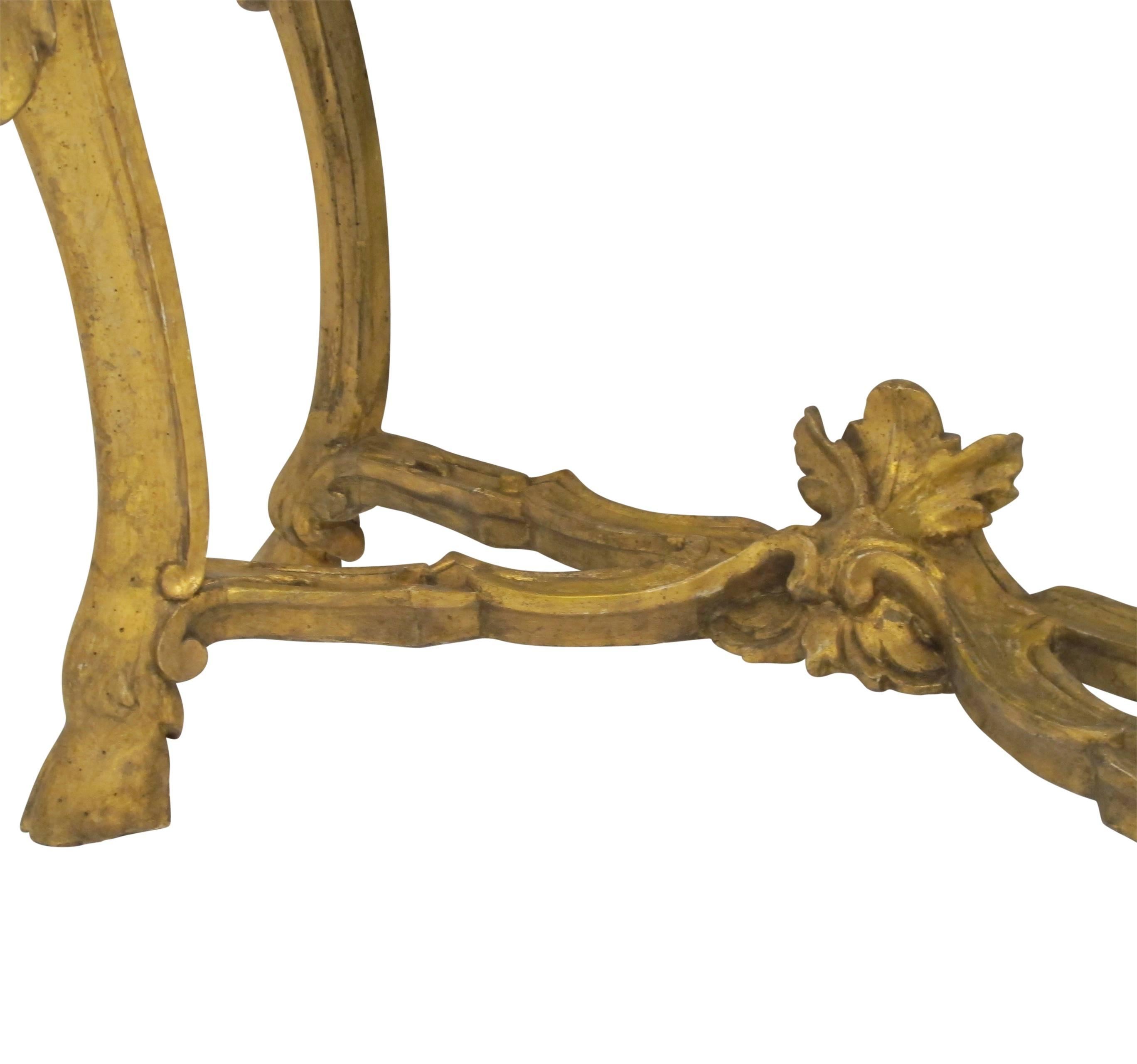 Paire de tables consoles sculptées et dorées avec plateau en marbre Breche Italienne, vers 1780 en vente 3
