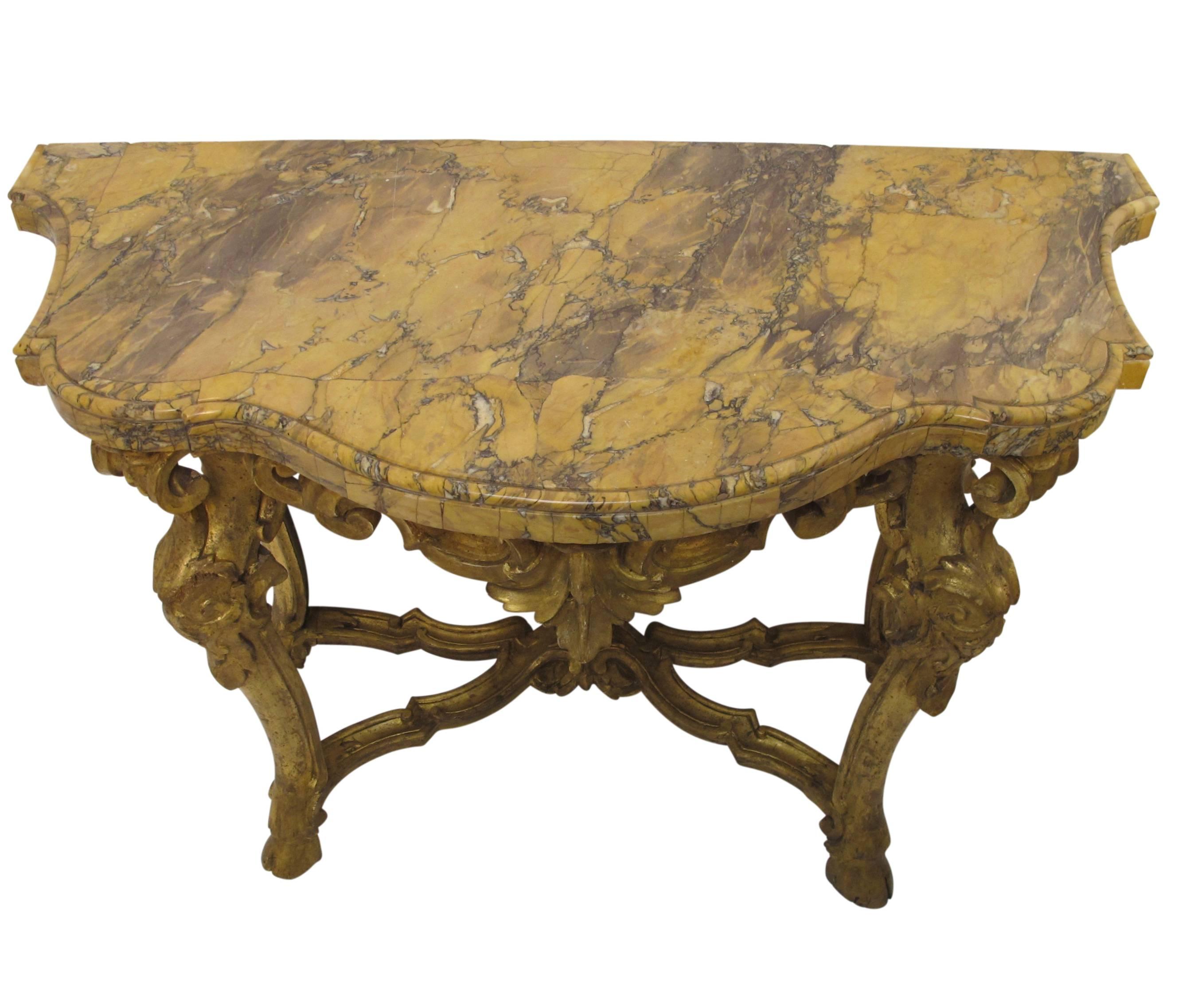 Paire de tables consoles sculptées et dorées avec plateau en marbre Breche Italienne, vers 1780 en vente 4