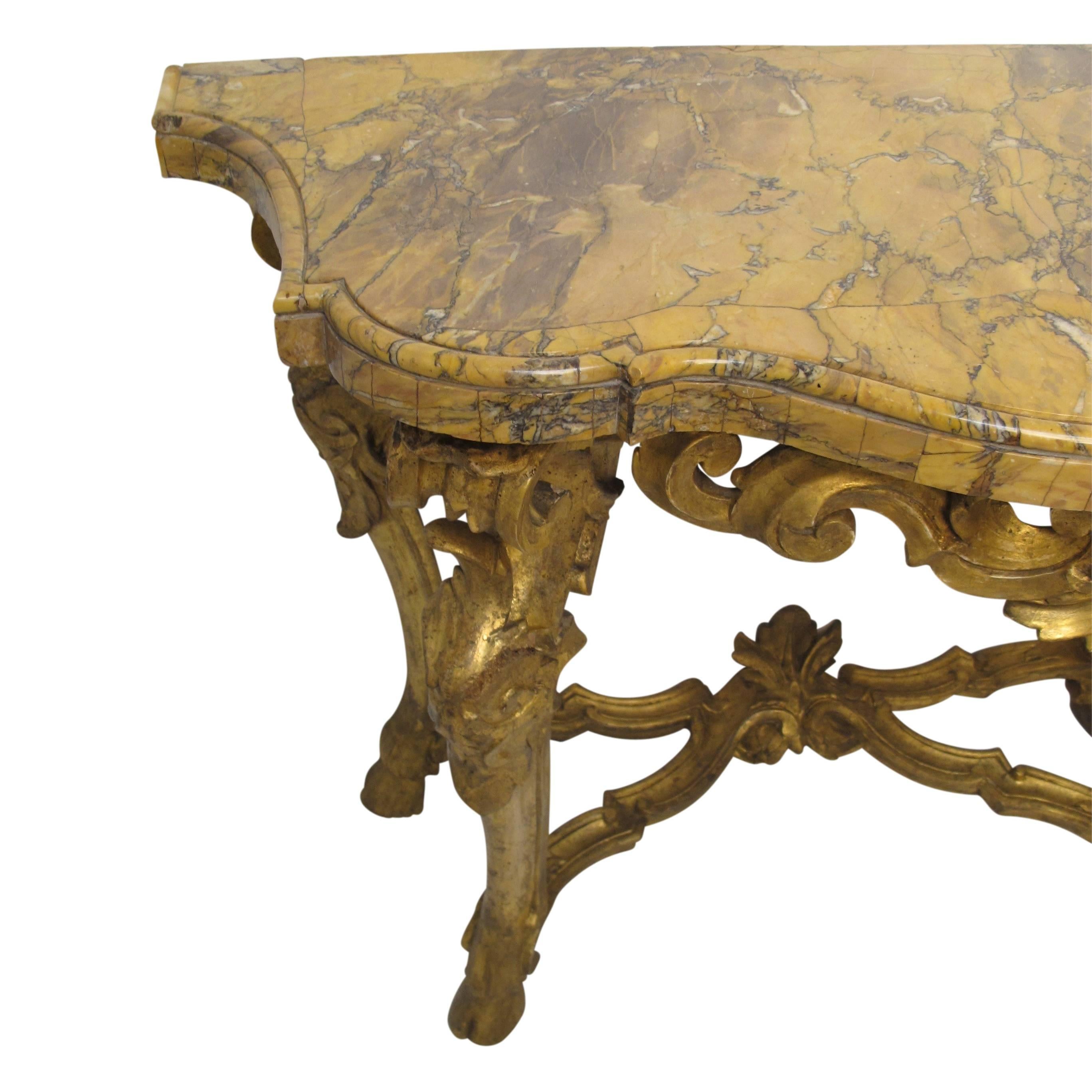 Paire de tables consoles sculptées et dorées avec plateau en marbre Breche Italienne, vers 1780 en vente 5