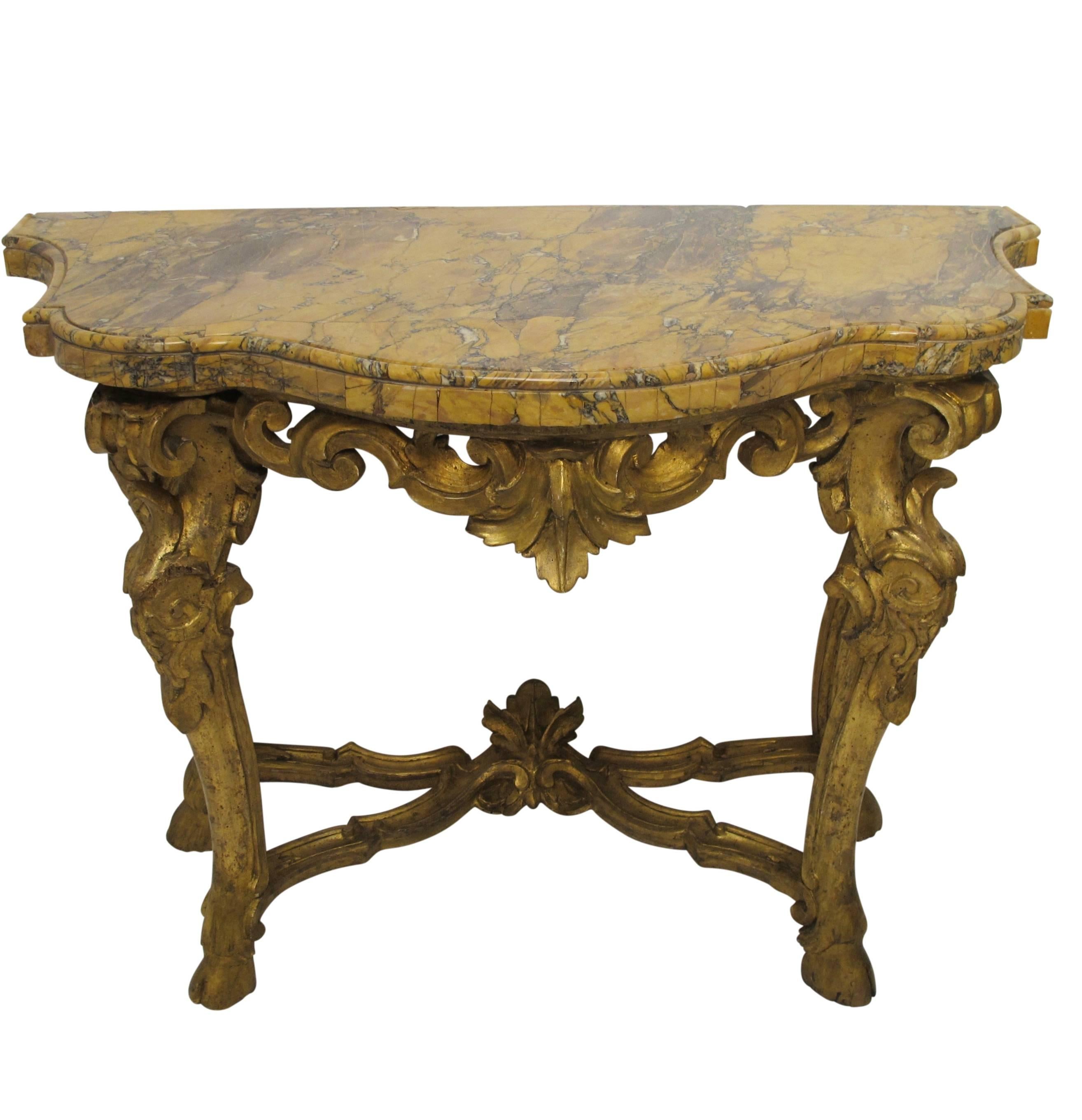 Paire de tables consoles sculptées et dorées avec plateau en marbre Breche Italienne, vers 1780 en vente 6
