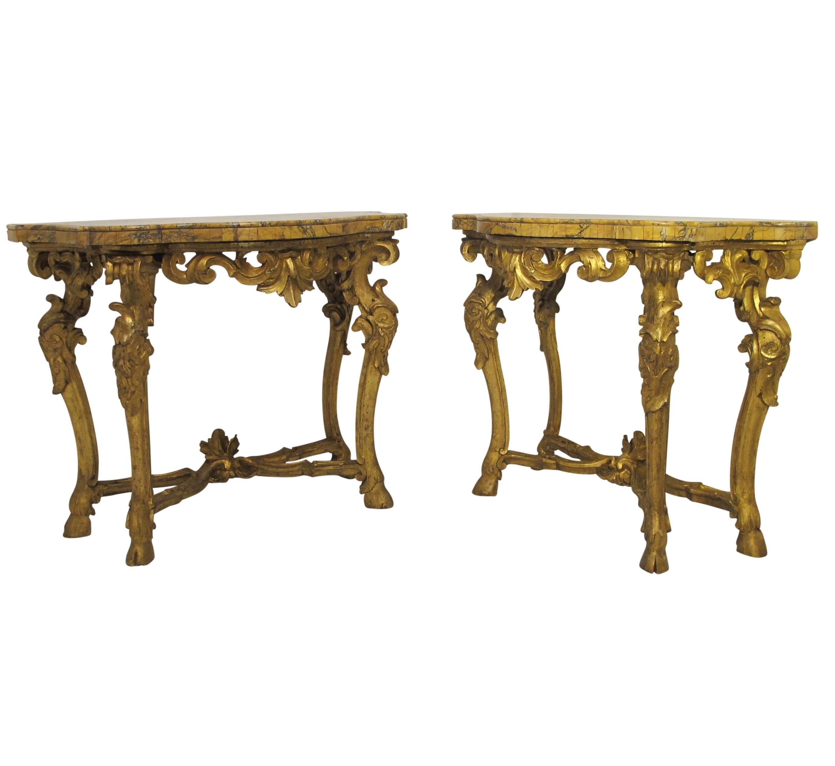 italien Paire de tables consoles sculptées et dorées avec plateau en marbre Breche Italienne, vers 1780 en vente