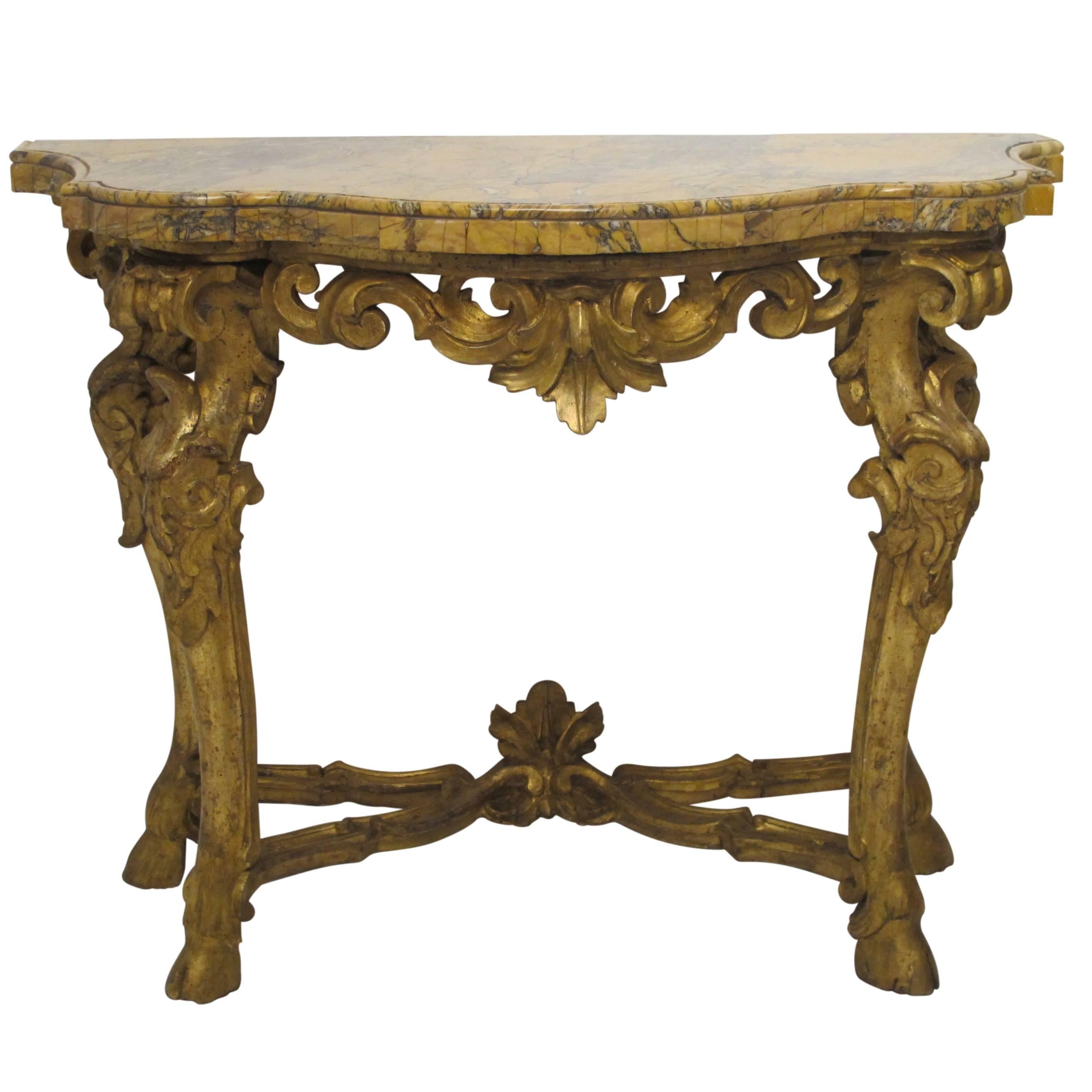 Paire de tables consoles sculptées et dorées avec plateau en marbre Breche Italienne, vers 1780 Excellent état - En vente à San Francisco, CA