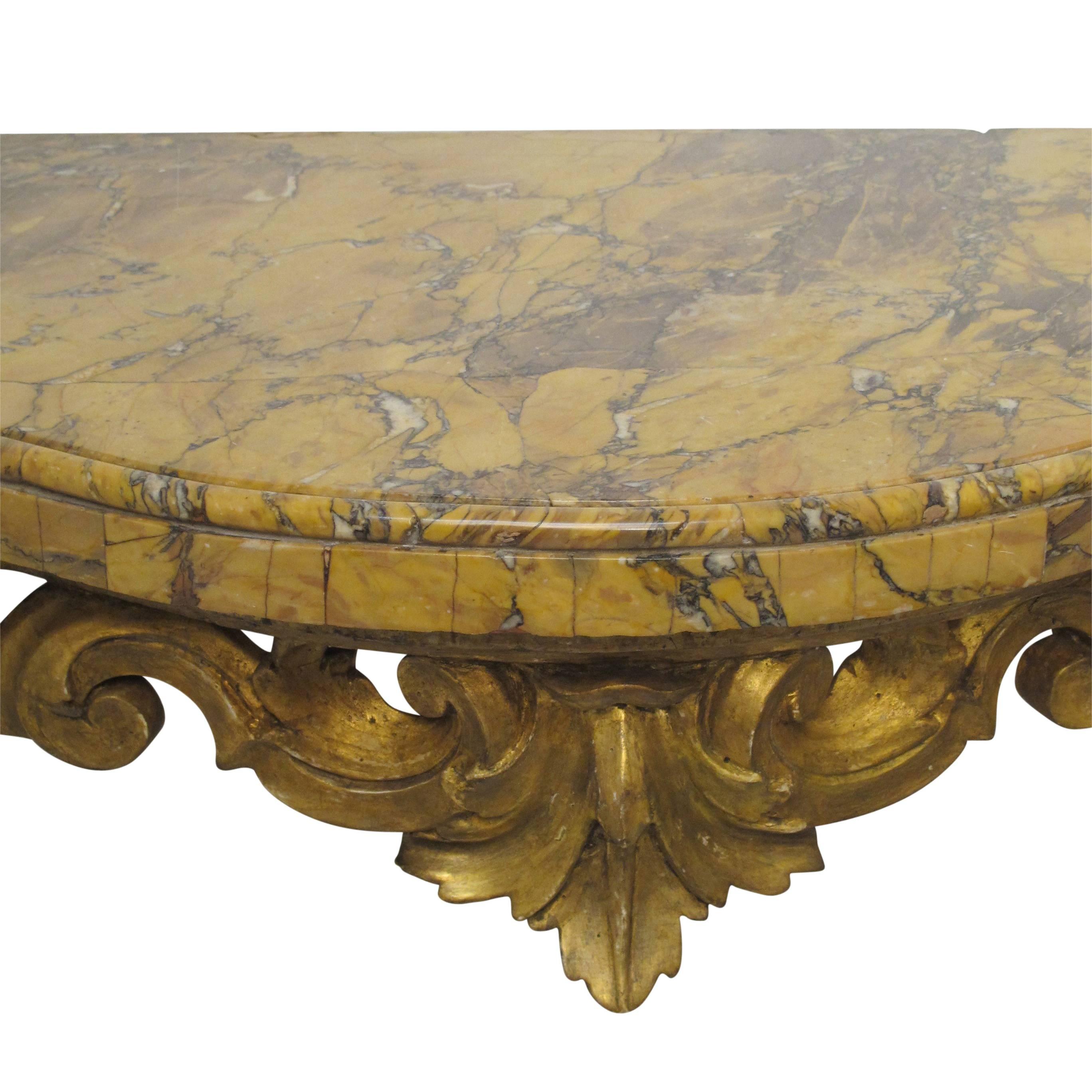 XVIIIe siècle Paire de tables consoles sculptées et dorées avec plateau en marbre Breche Italienne, vers 1780 en vente