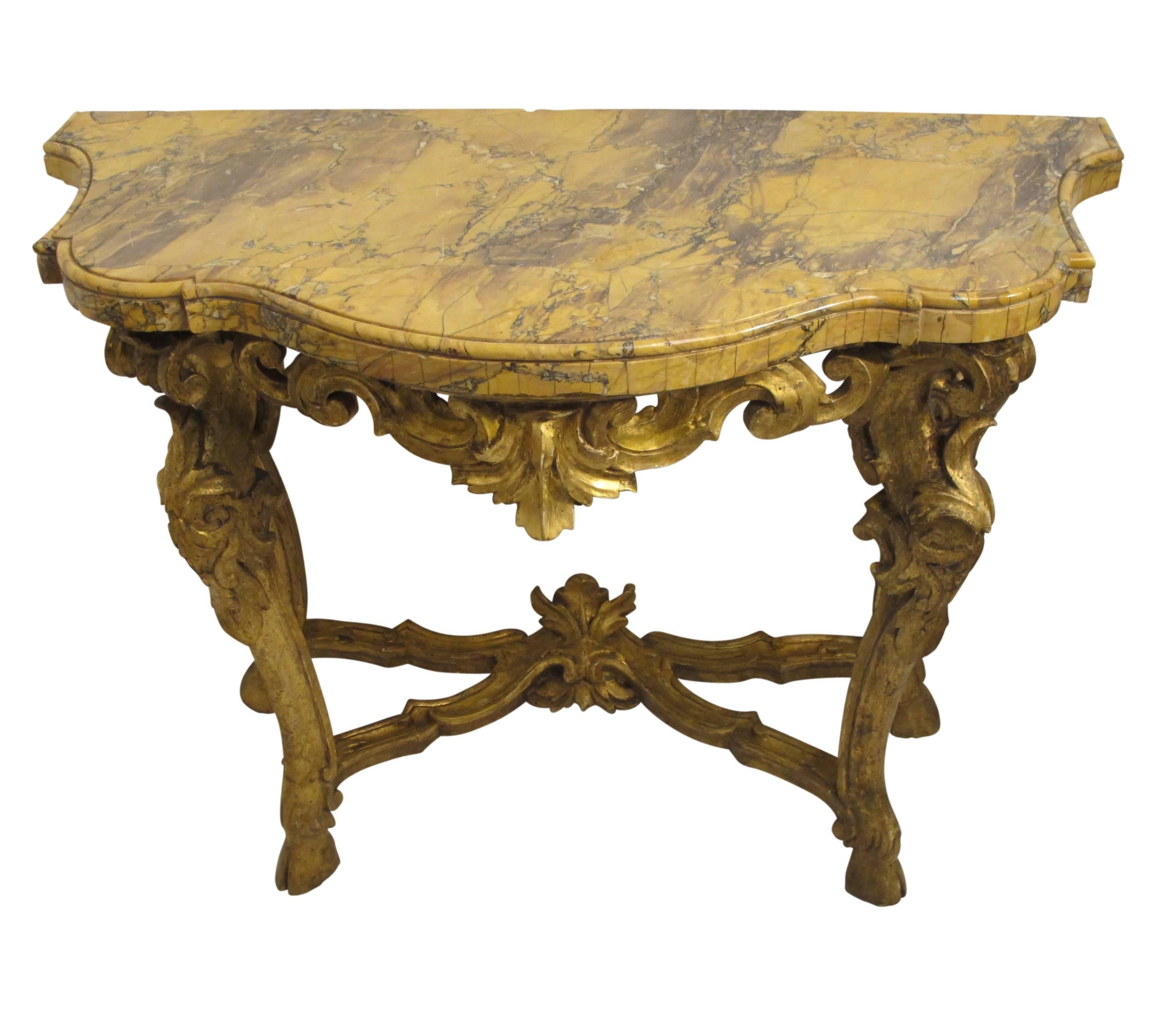 Marbre Paire de tables consoles sculptées et dorées avec plateau en marbre Breche Italienne, vers 1780 en vente