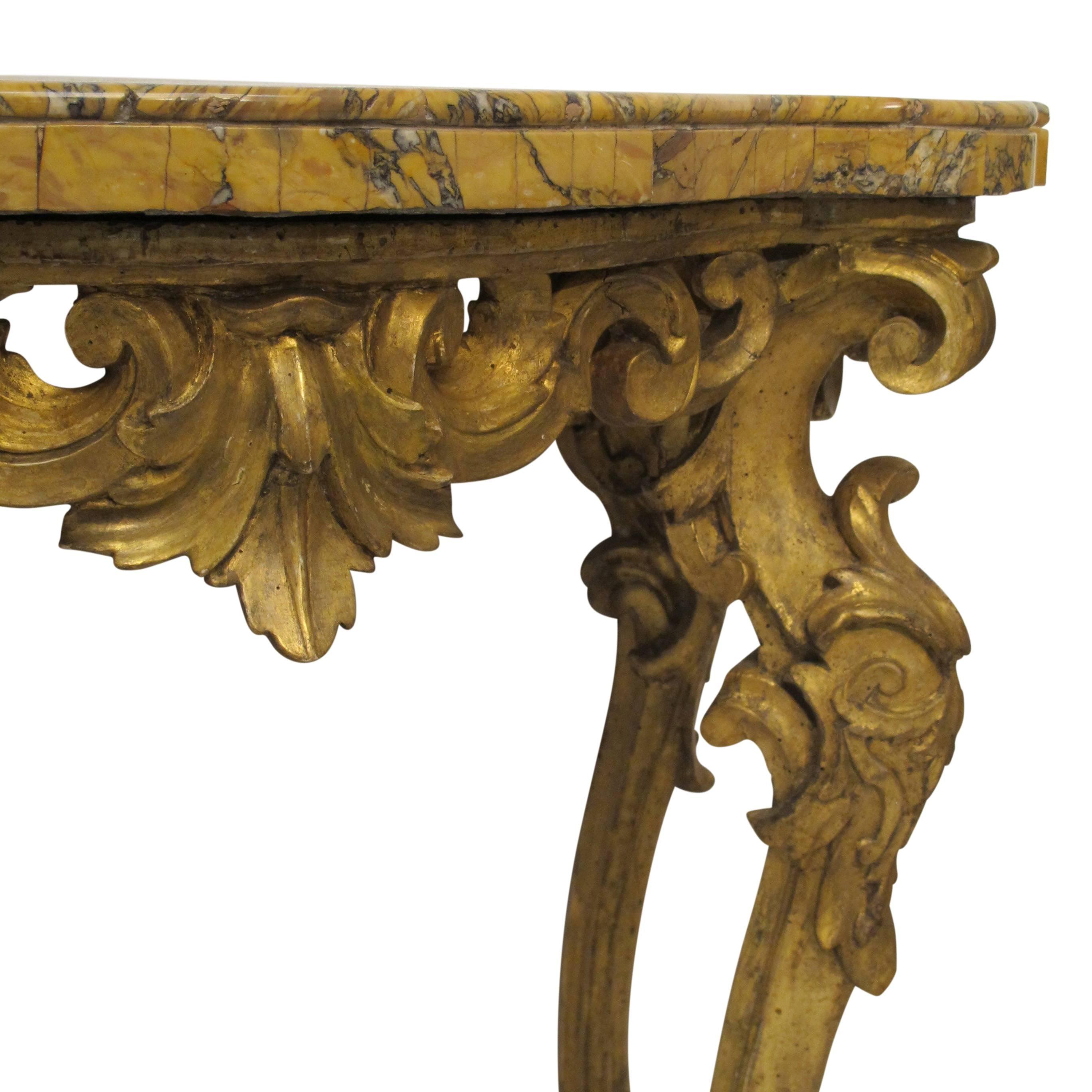 Paire de tables consoles sculptées et dorées avec plateau en marbre Breche Italienne, vers 1780 en vente 1