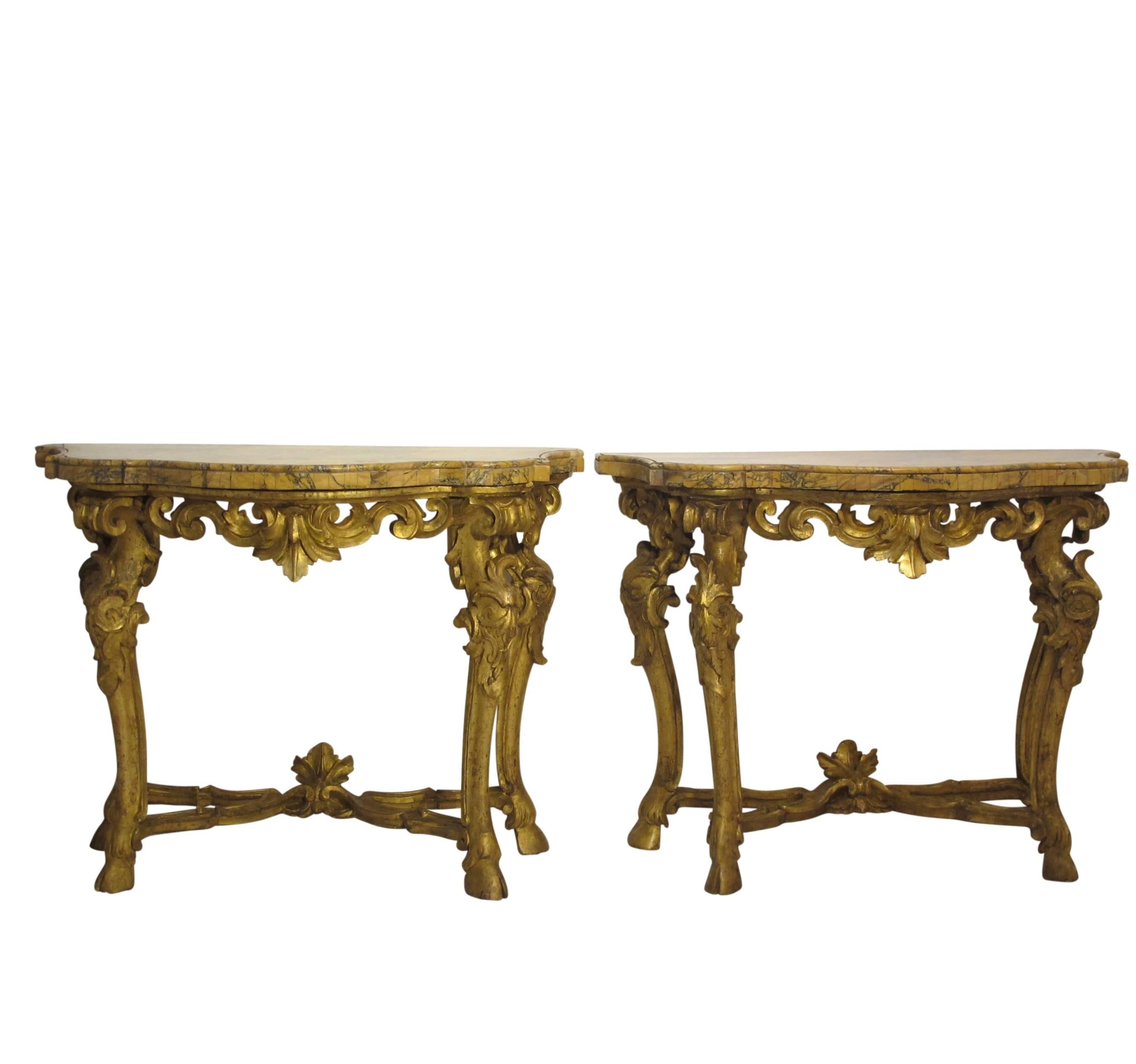 Paire de tables consoles sculptées et dorées avec plateau en marbre Breche Italienne, vers 1780 en vente 2