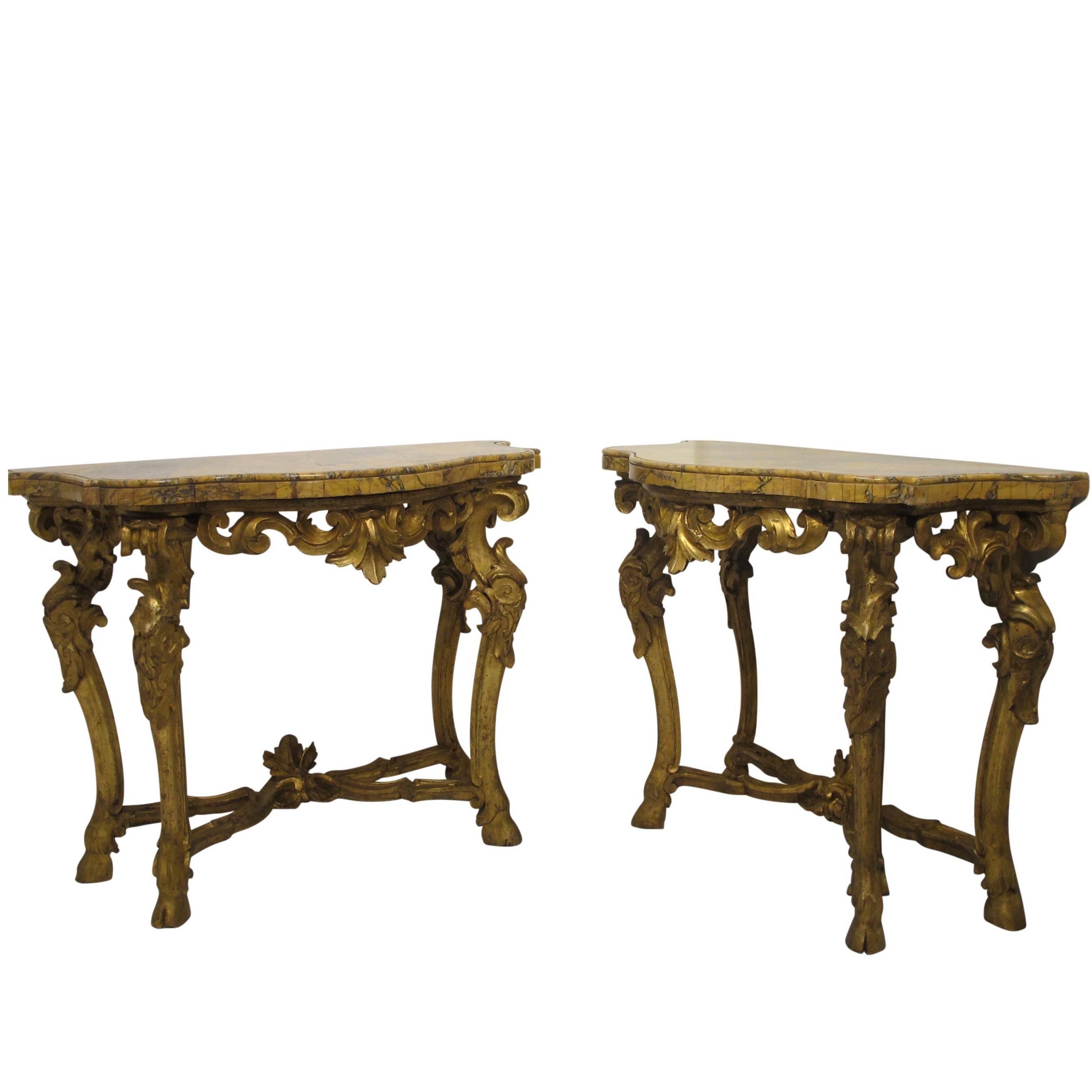Paire de tables consoles sculptées et dorées avec plateau en marbre Breche Italienne, vers 1780