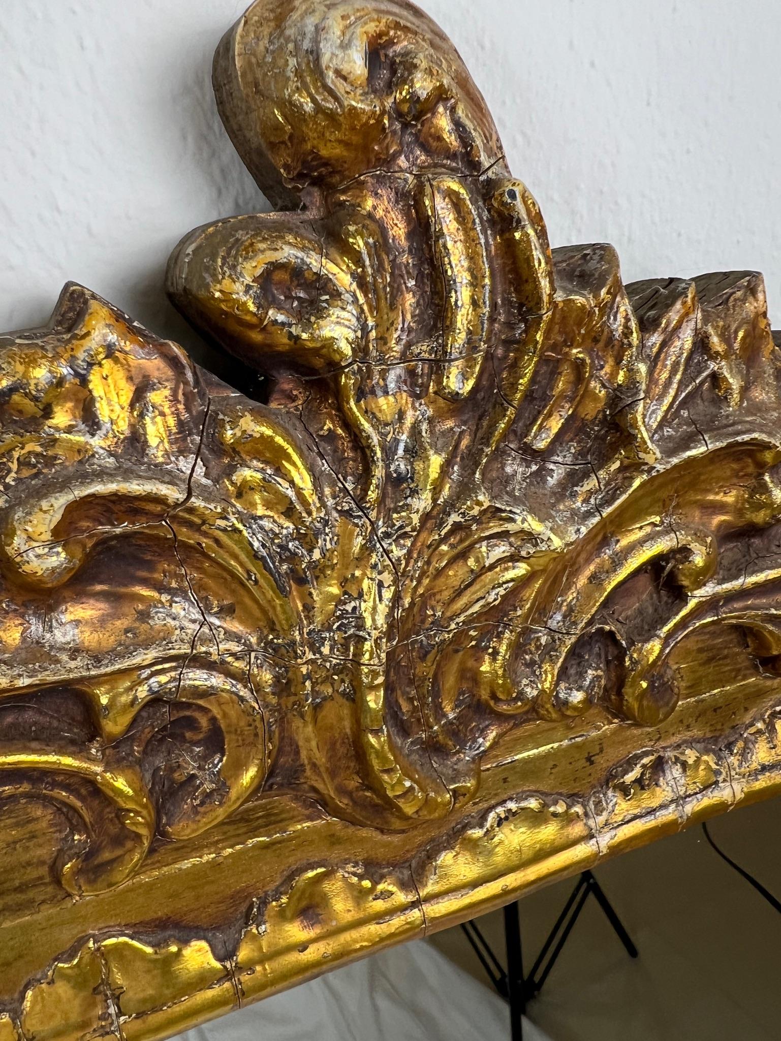 Paire de miroirs anciens encadrés en bois doré sculpté en vente 3