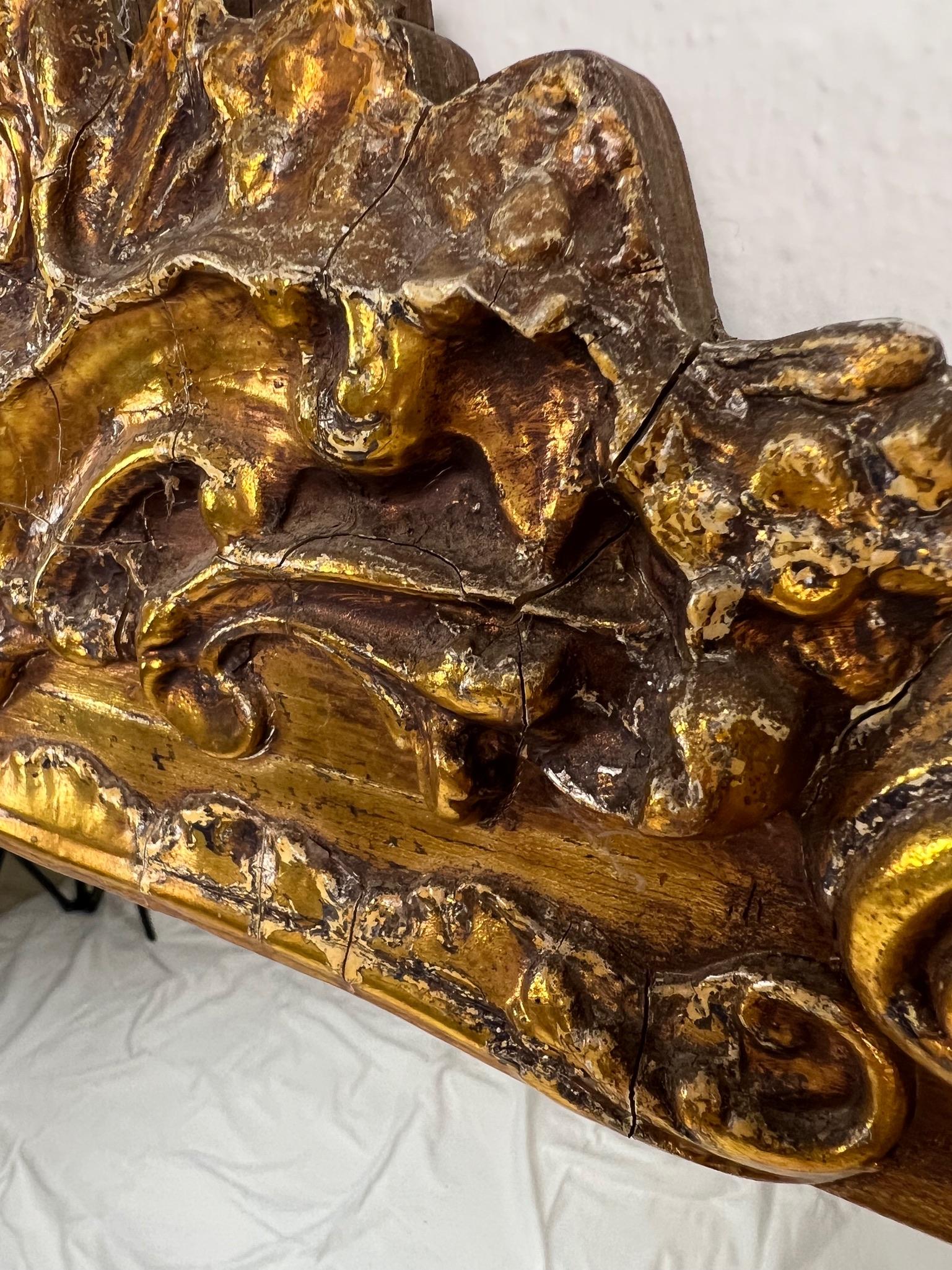 Paire de miroirs anciens encadrés en bois doré sculpté en vente 4