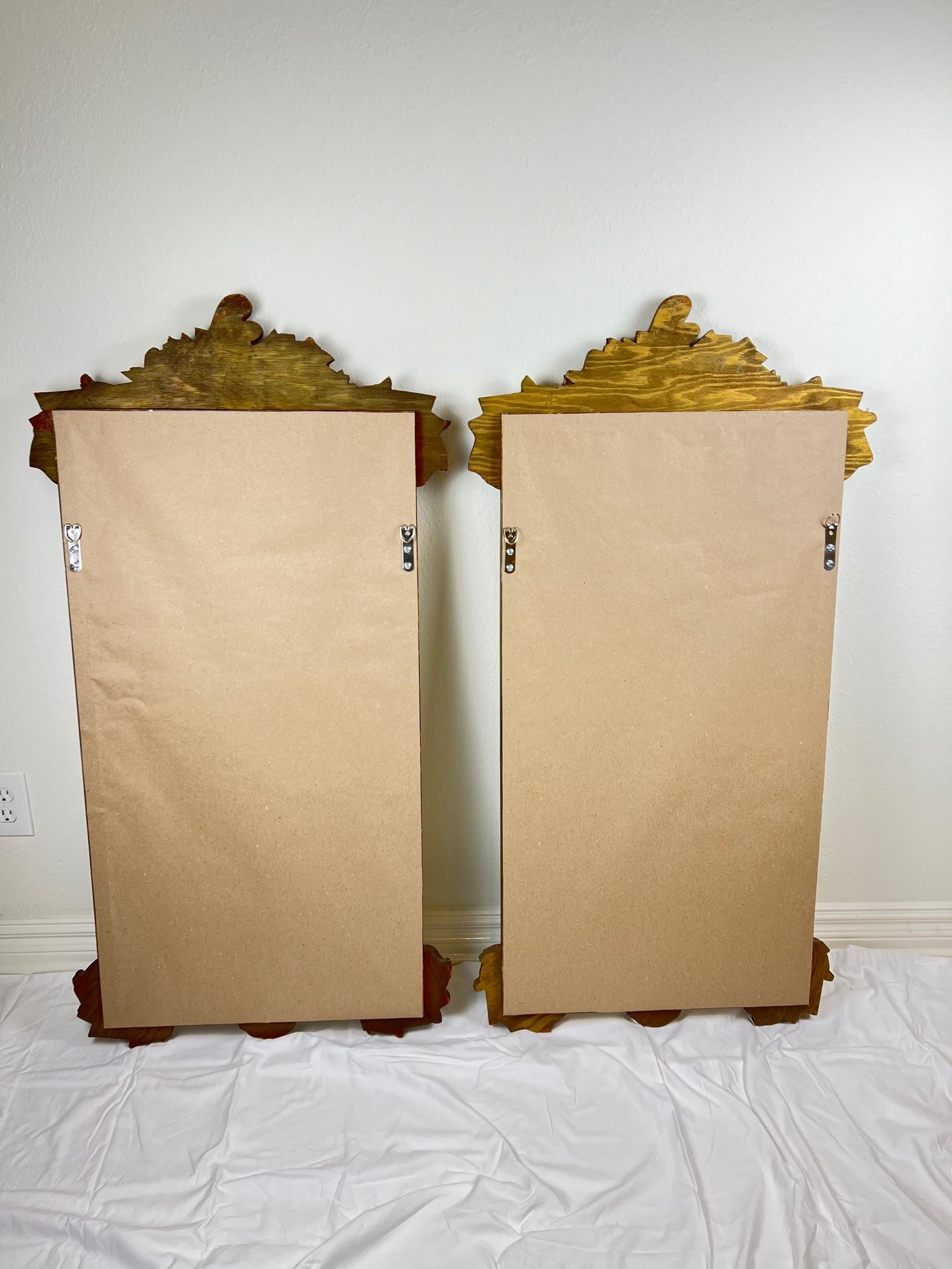 Paire de miroirs anciens encadrés en bois doré sculpté en vente 5