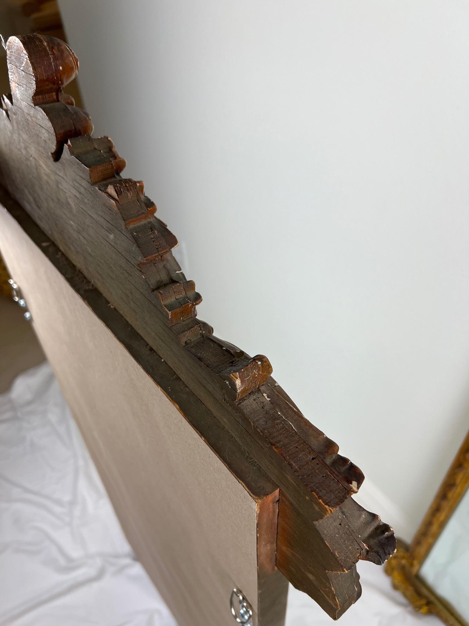 Paire de miroirs anciens encadrés en bois doré sculpté en vente 7