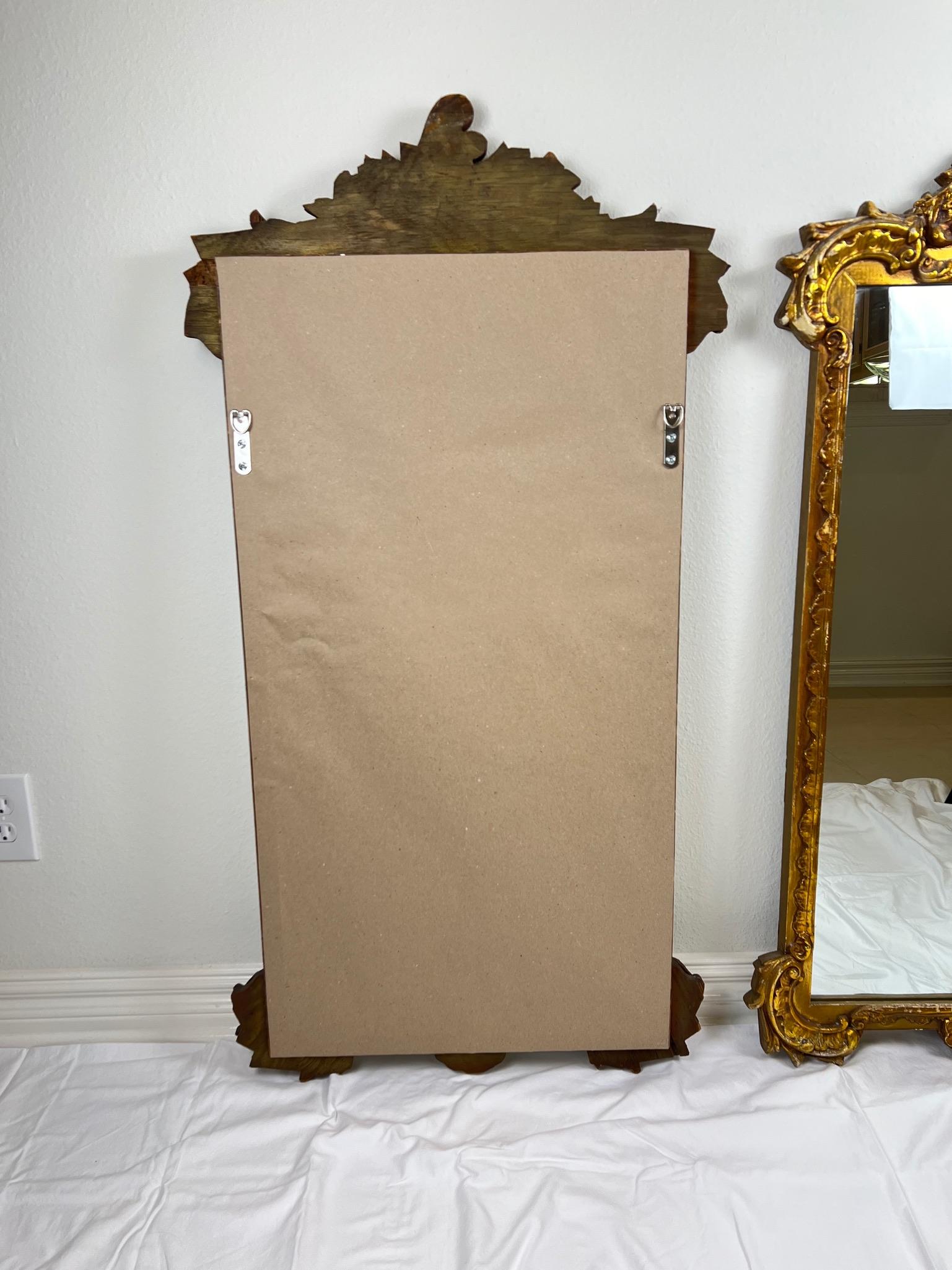 Paire de miroirs anciens encadrés en bois doré sculpté en vente 8