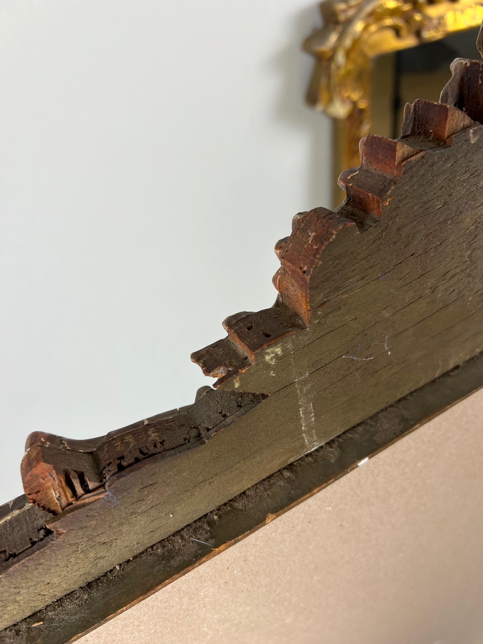 Paire de miroirs anciens encadrés en bois doré sculpté en vente 9
