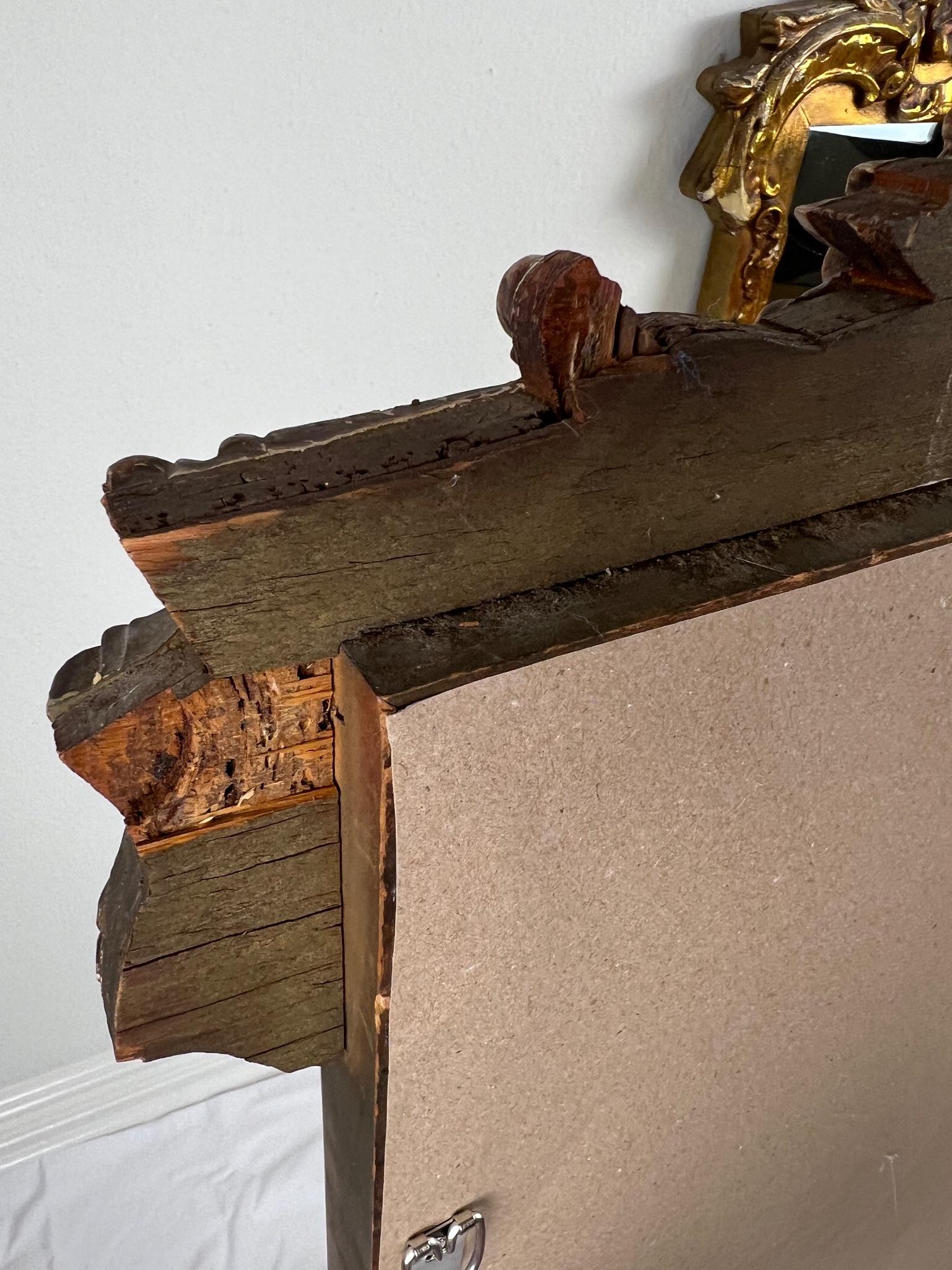 Paire de miroirs anciens encadrés en bois doré sculpté en vente 10