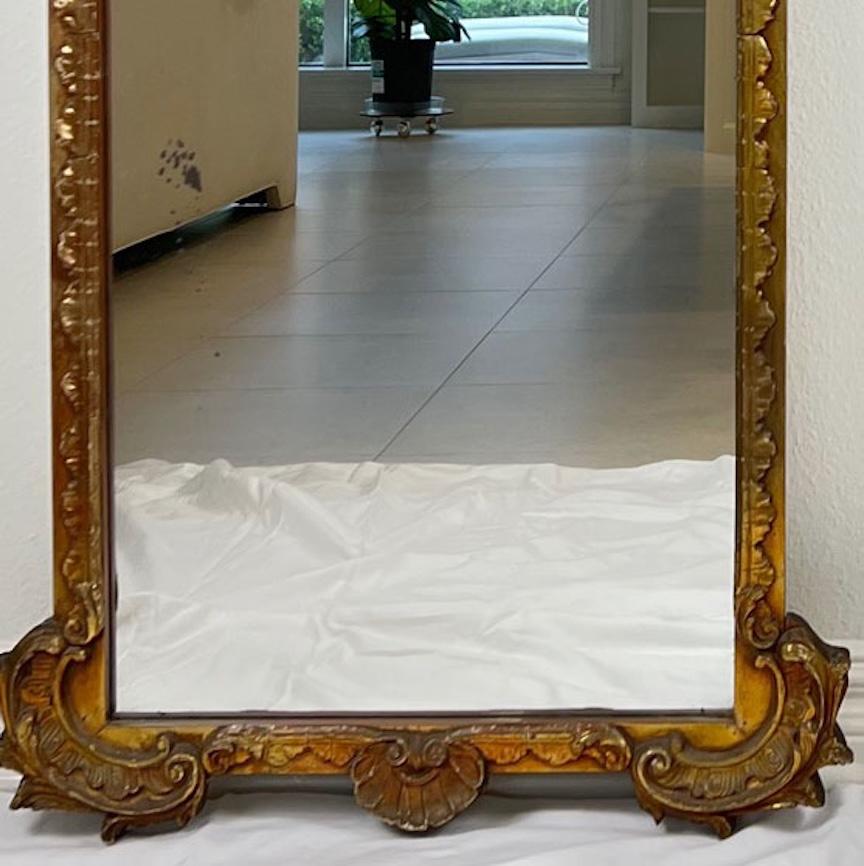 Paire de miroirs anciens encadrés en bois doré sculpté en vente 11