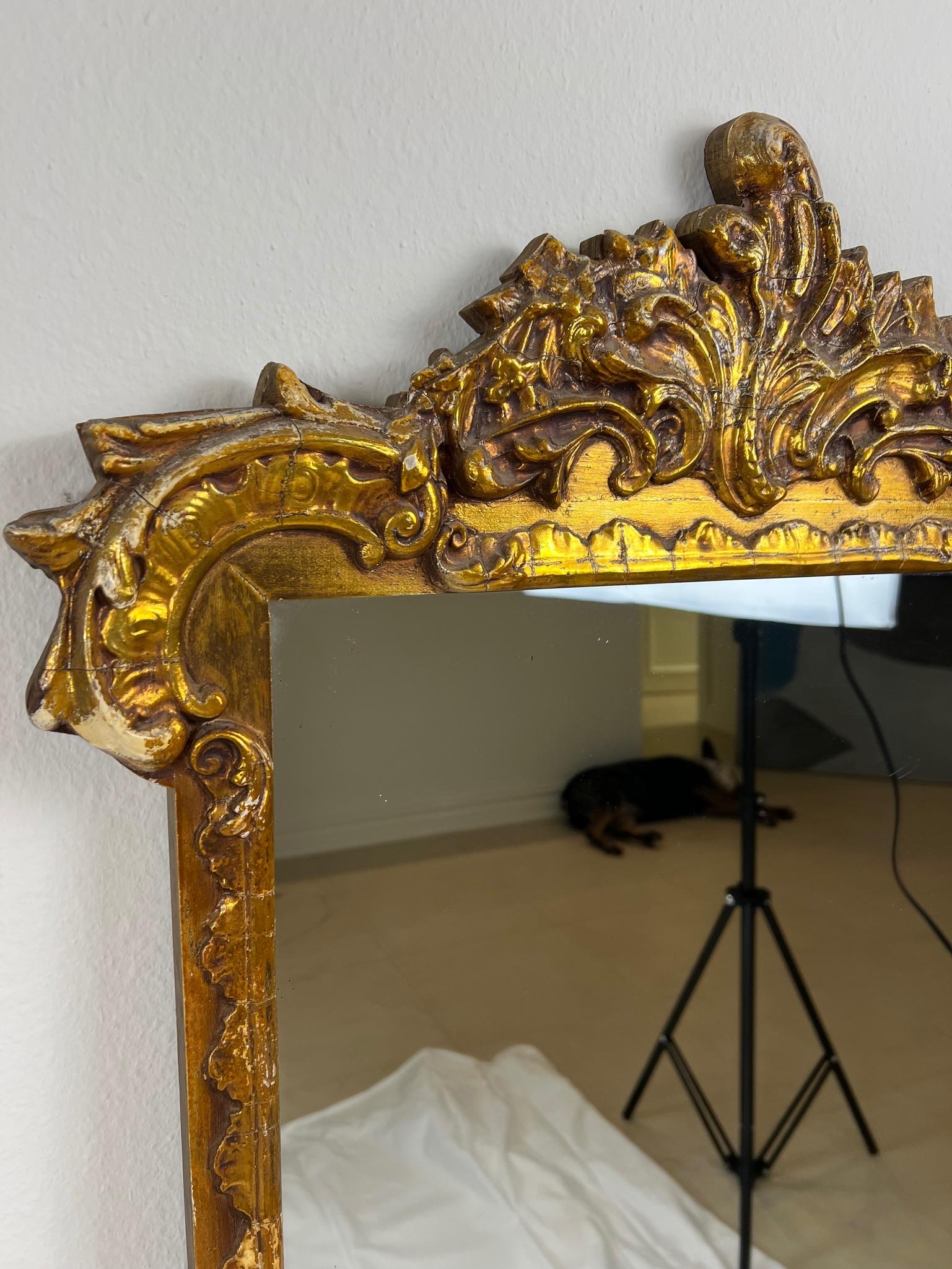 Rococo Paire de miroirs anciens encadrés en bois doré sculpté en vente