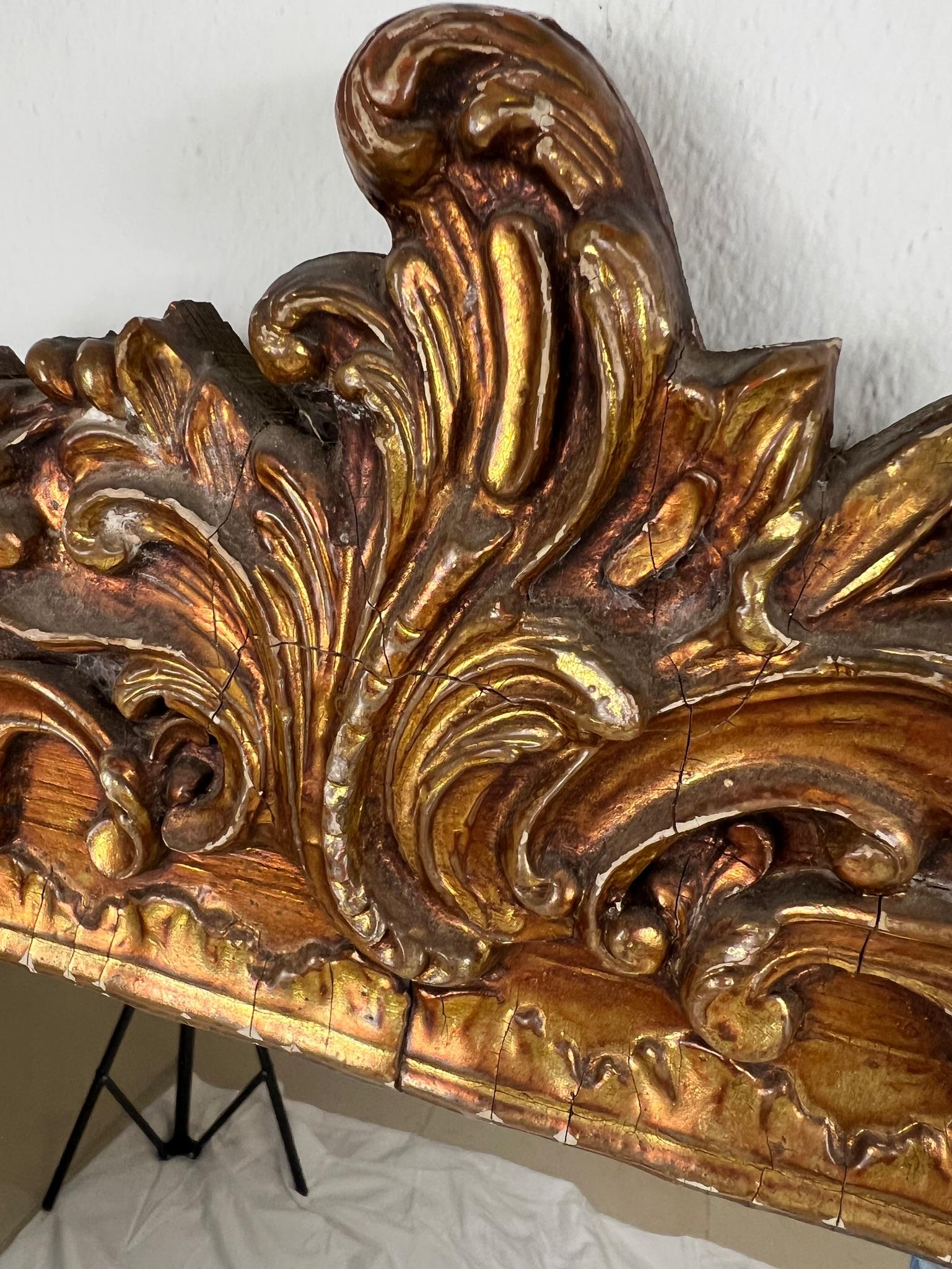 Peint Paire de miroirs anciens encadrés en bois doré sculpté en vente