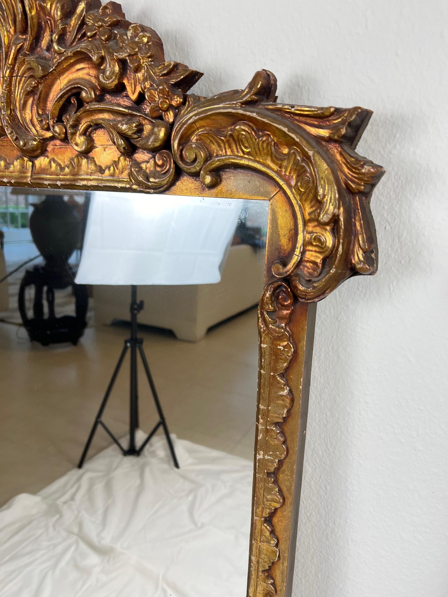 Paire de miroirs anciens encadrés en bois doré sculpté Bon état - En vente à Dallas, TX