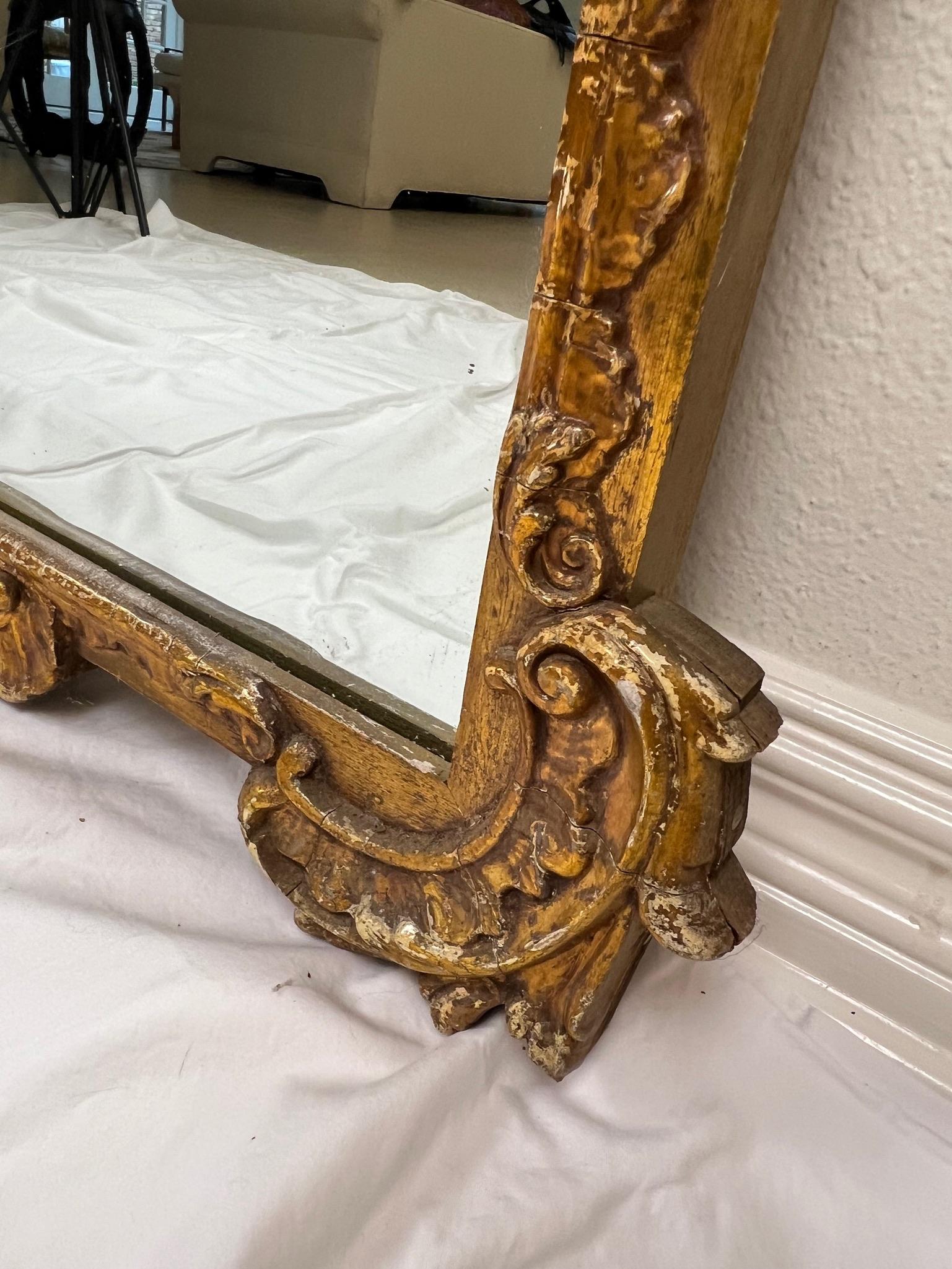 20ième siècle Paire de miroirs anciens encadrés en bois doré sculpté en vente