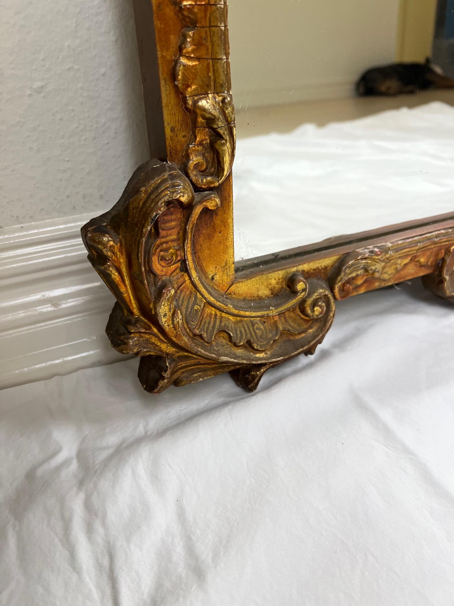 Bois Paire de miroirs anciens encadrés en bois doré sculpté en vente
