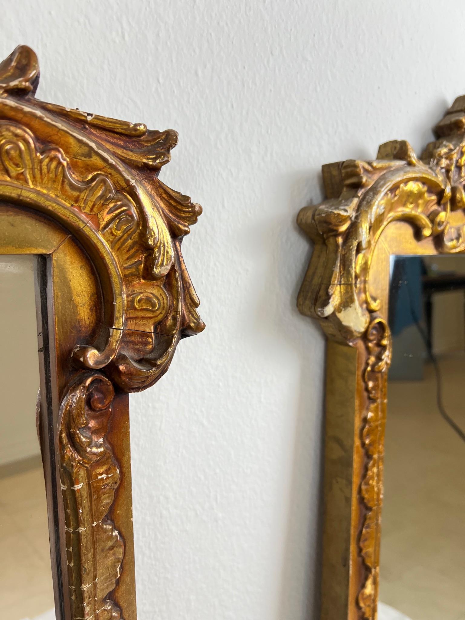 Paire de miroirs anciens encadrés en bois doré sculpté en vente 1