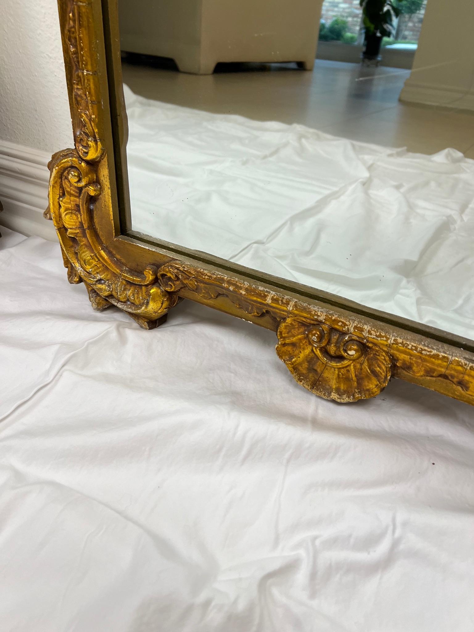 Paire de miroirs anciens encadrés en bois doré sculpté en vente 2