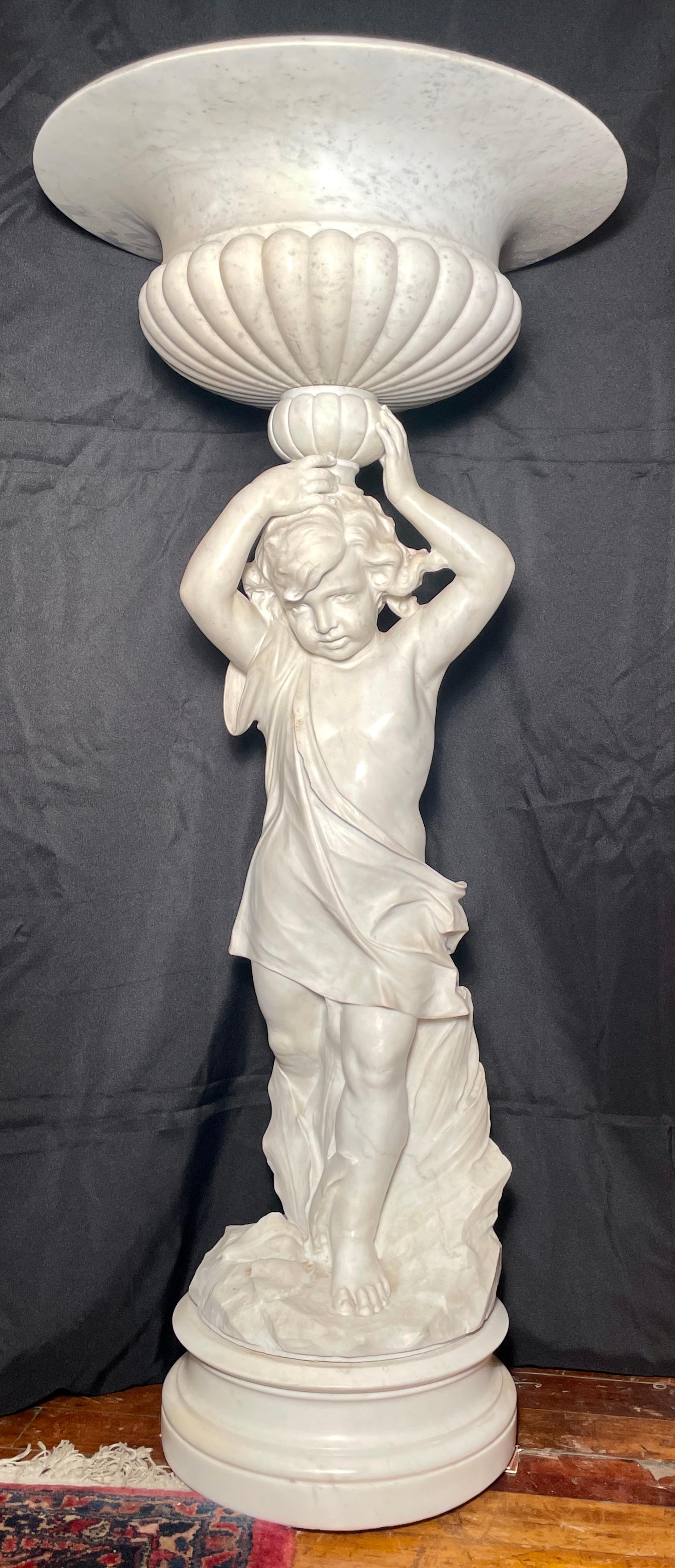 Paire de baignoires de naissance en marbre de Carrare sculpté avec des figures classiques, vers 1900-1910.