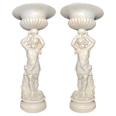 Pareja de bañeras para pájaros de mármol de Carrara tallado con figuras de diseño clásico, circa 1900-10