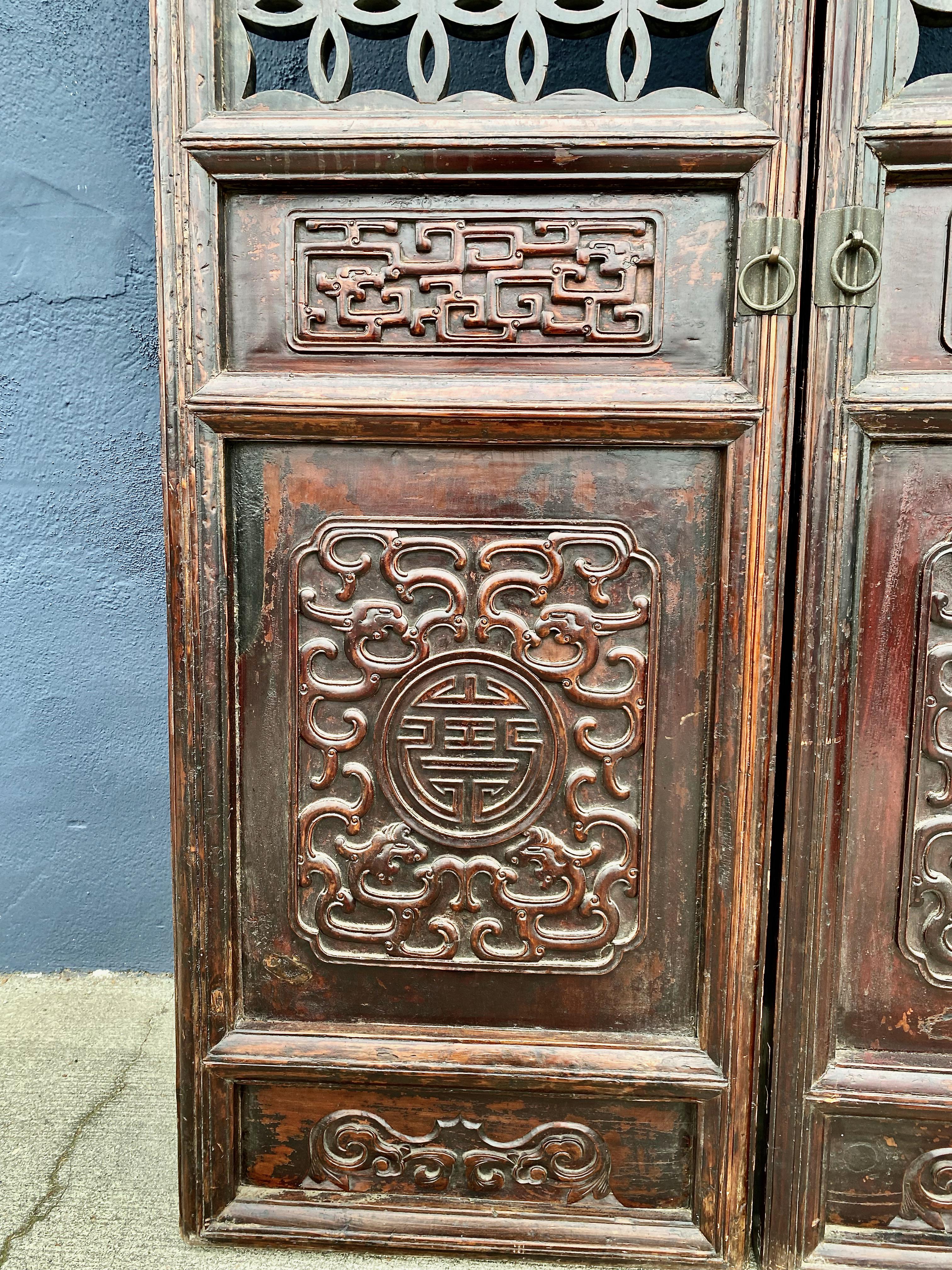 Paar geschnitzt Chinesisch geschnitzt Hartholz Türen (Handgeschnitzt) im Angebot