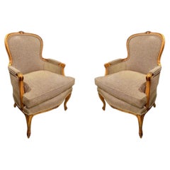 Ein Paar geschnitzte französische Bergère-Sessel im Louis-XV-Stil, Anfang des 20. Jahrhunderts
