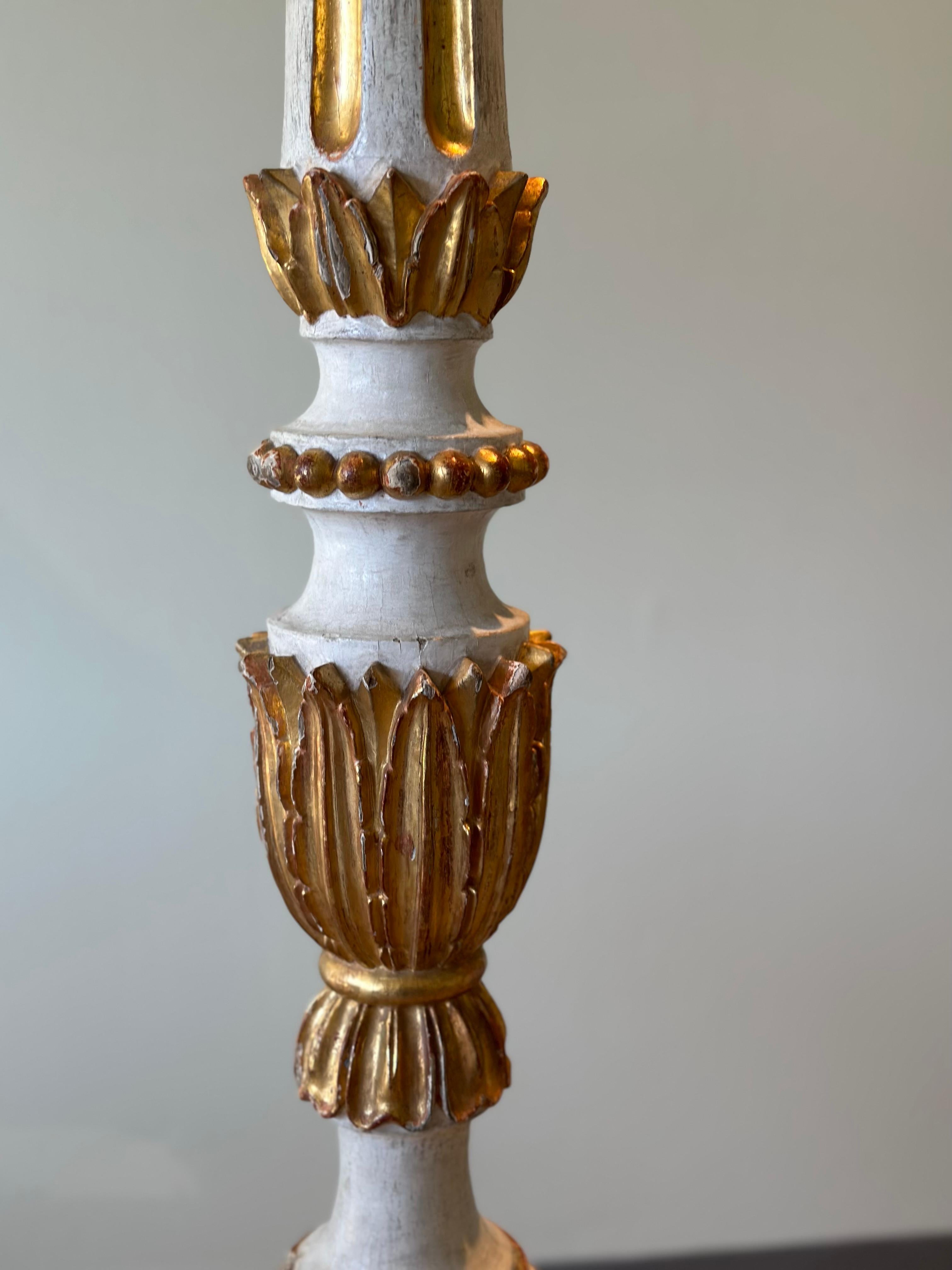PAIR geschnitzte vergoldete Stehlampen – Italienisch, um 1820 im Zustand „Gut“ im Angebot in Charlotte, NC