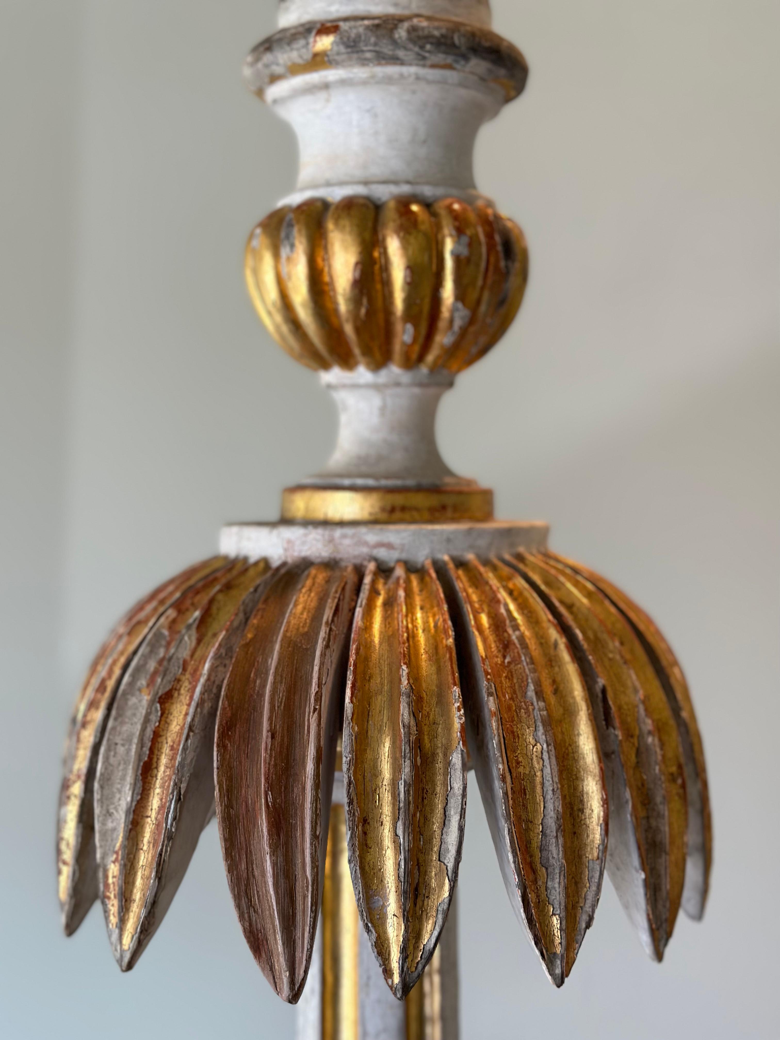 PAIR geschnitzte vergoldete Stehlampen – Italienisch, um 1820 (Vergoldetes Holz) im Angebot