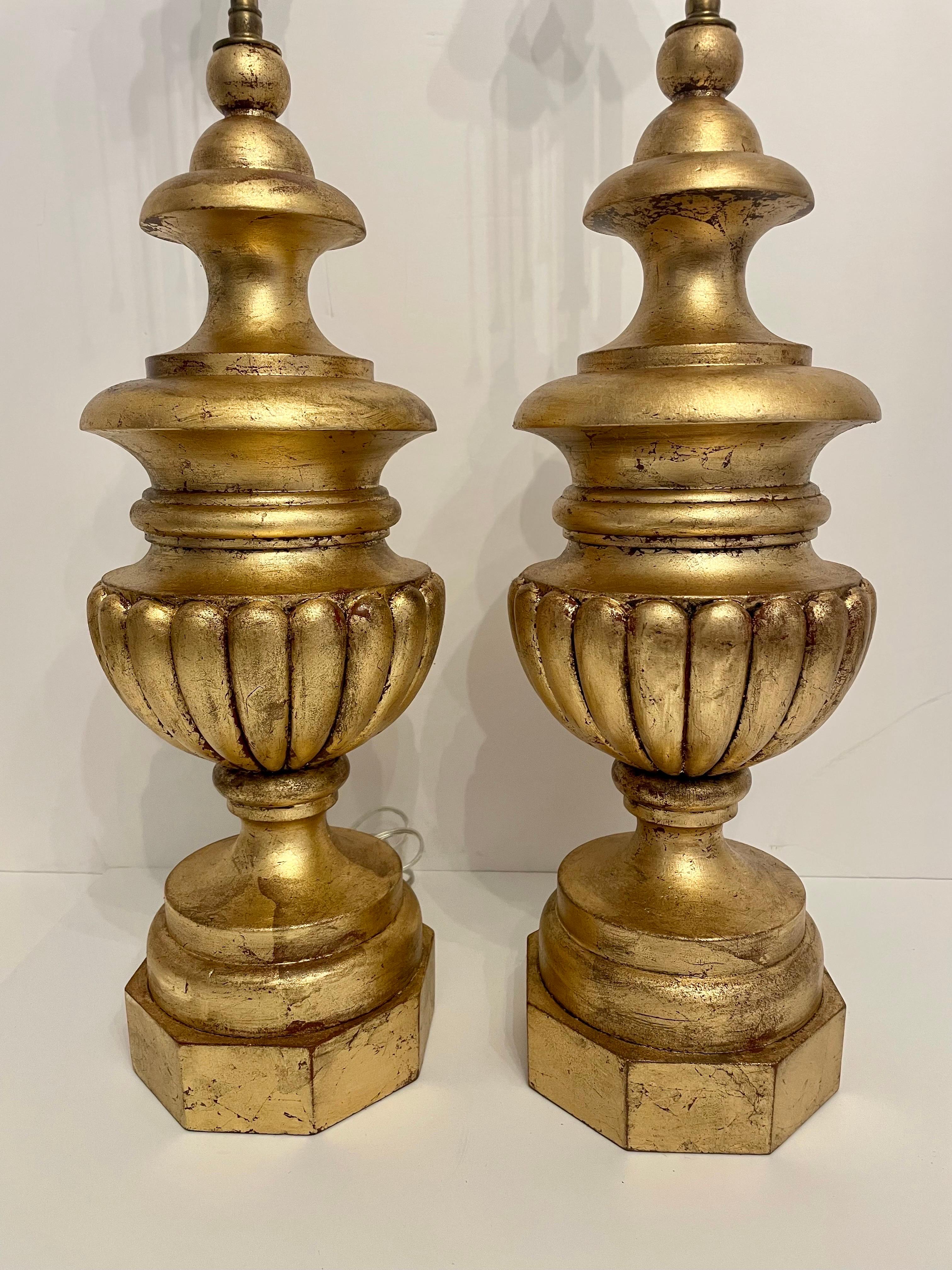 Hollywood Regency Paire de lampes sculptées et dorées en vente