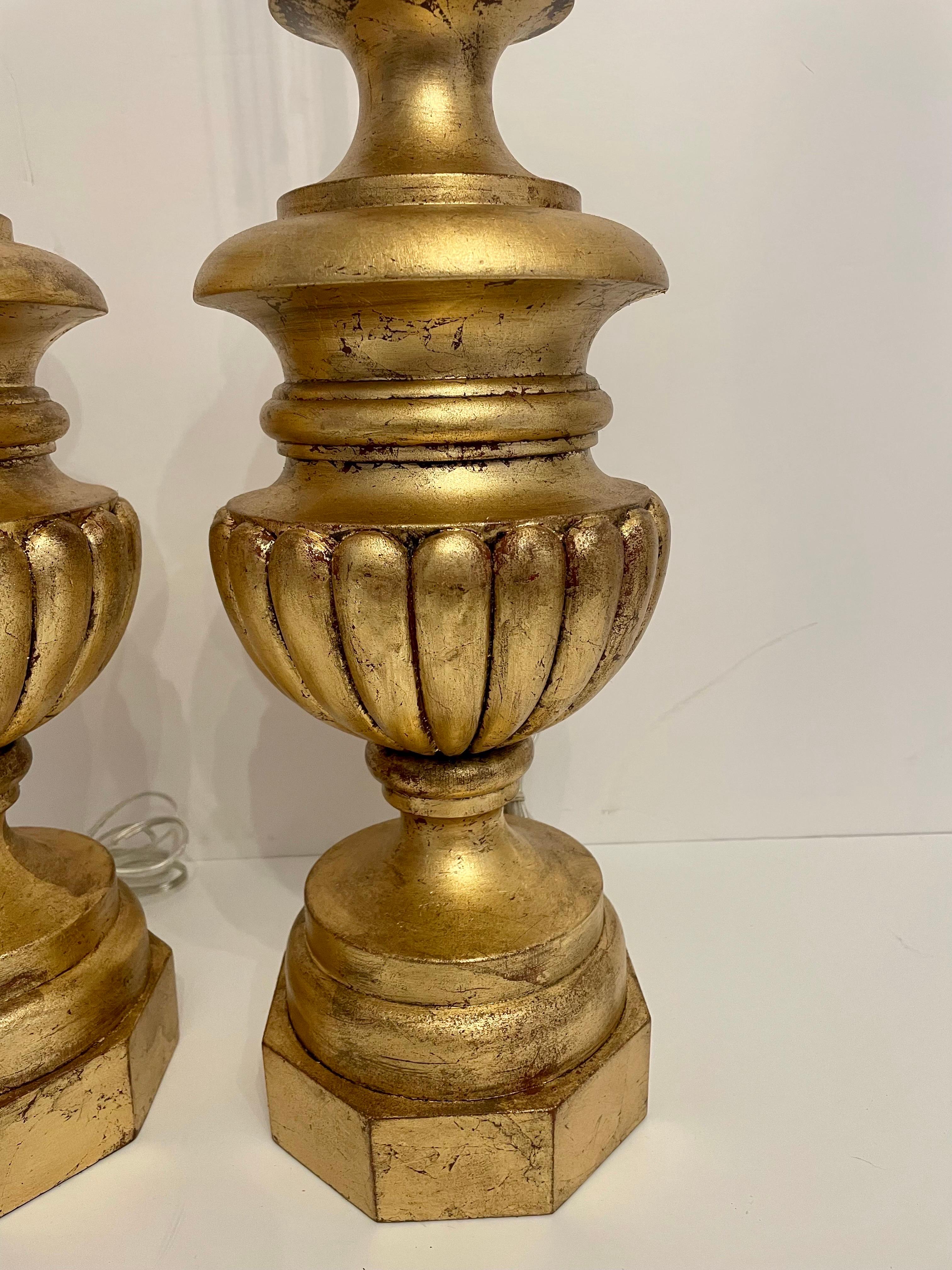 Sculpté Paire de lampes sculptées et dorées en vente