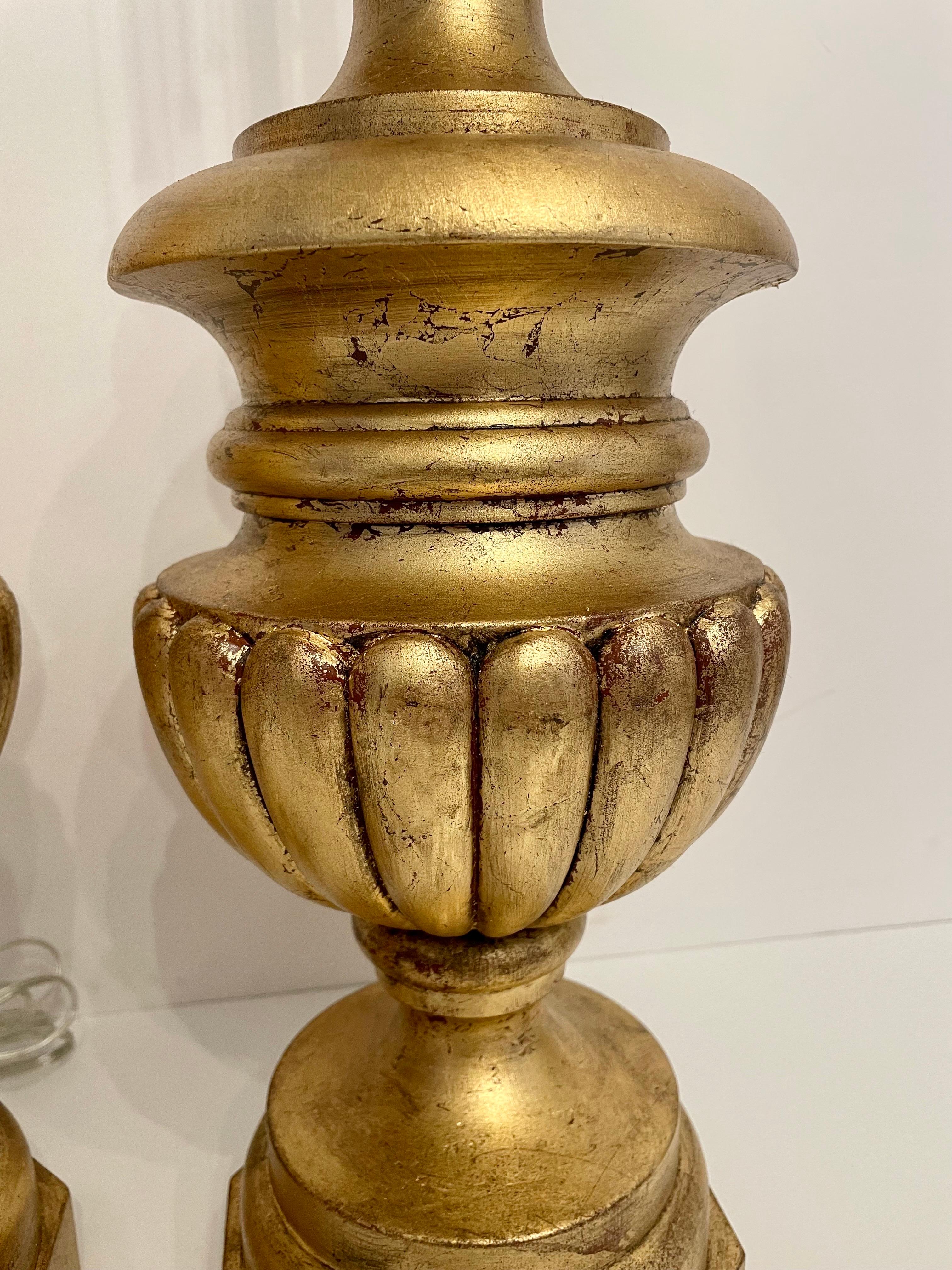 Paire de lampes sculptées et dorées Bon état - En vente à New York, NY