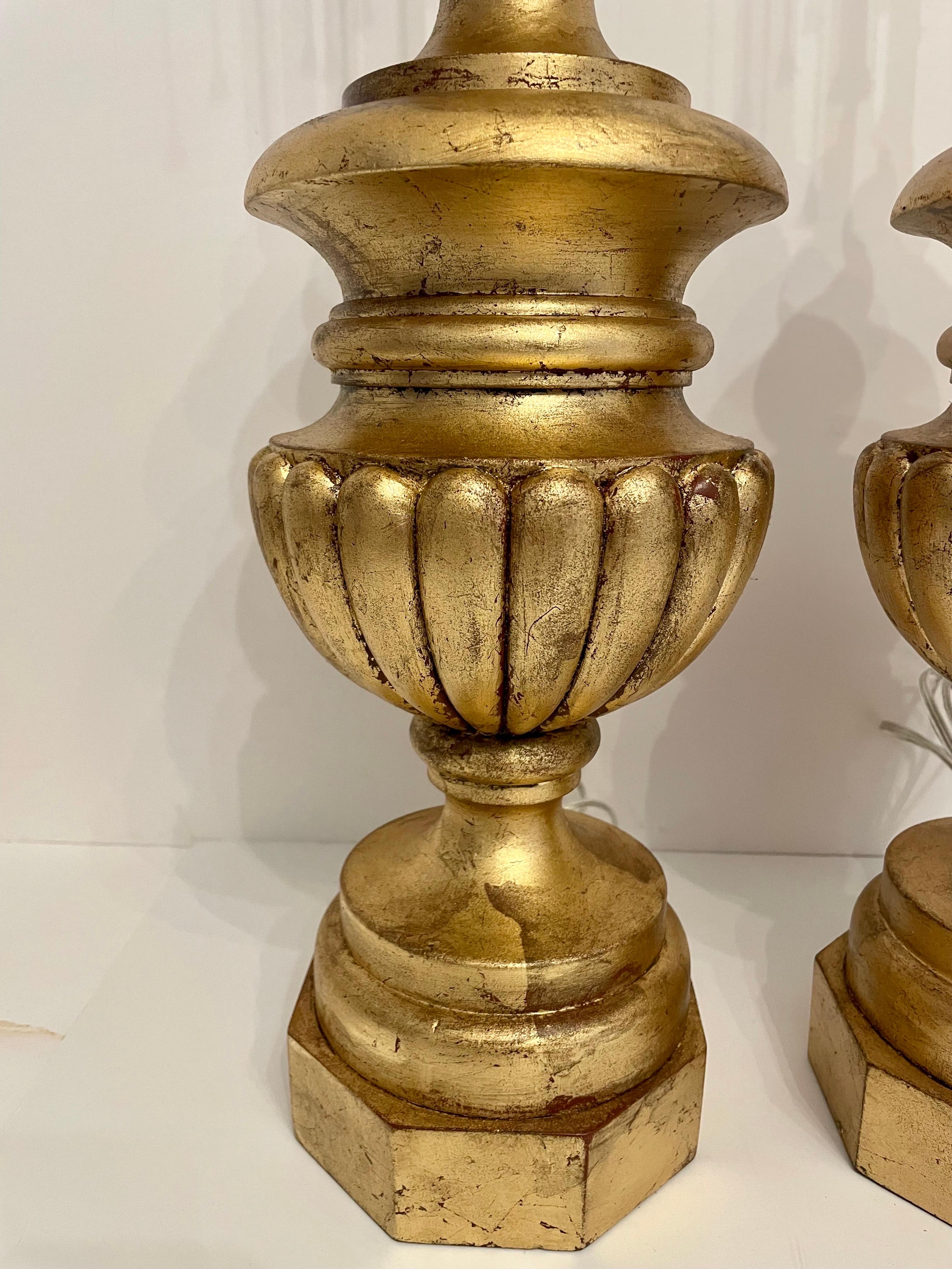 Bois Paire de lampes sculptées et dorées en vente