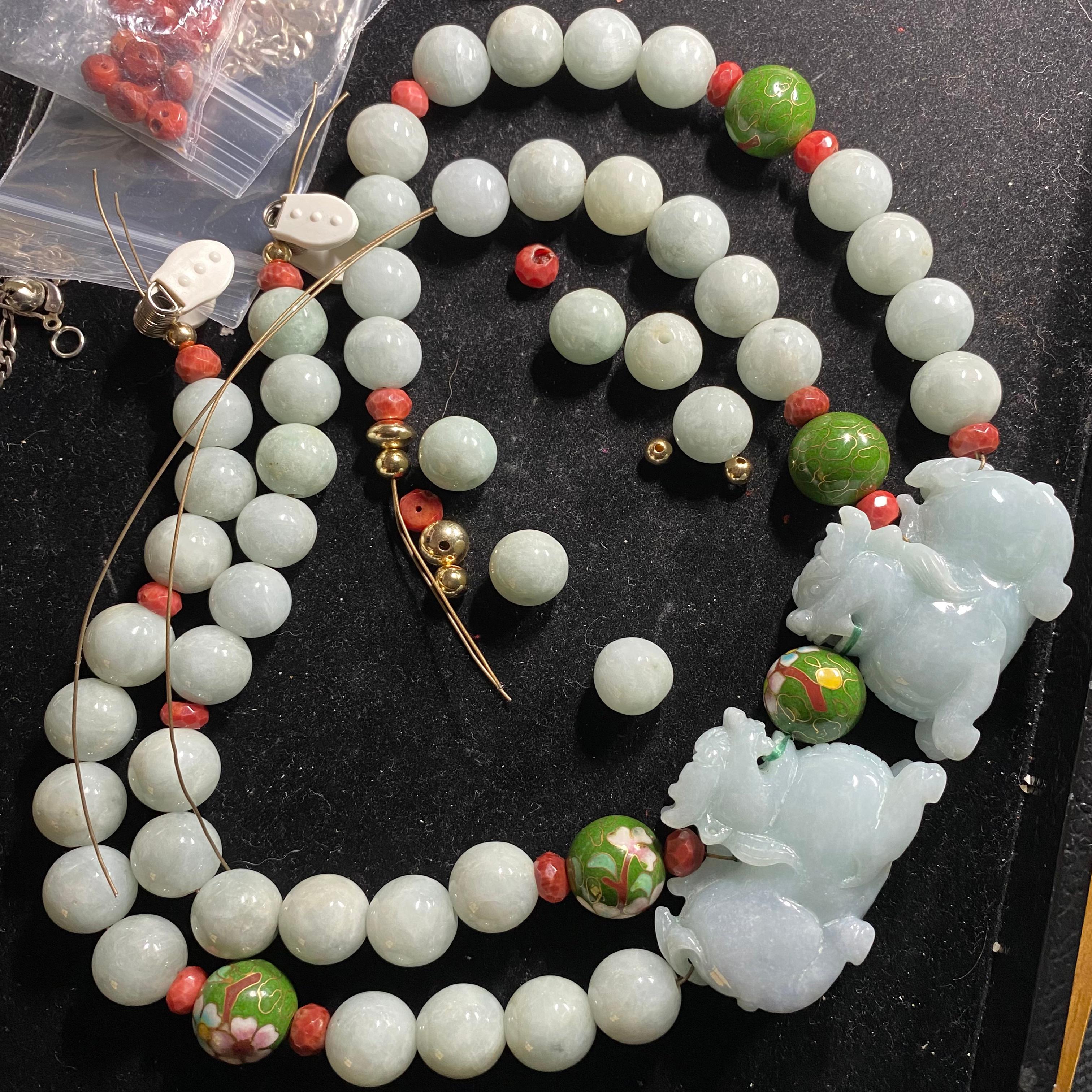 Pair Carved Lavender Jade Foo Dogs with Double Strand Jade Necklace In New Condition In Atlanta, GA
