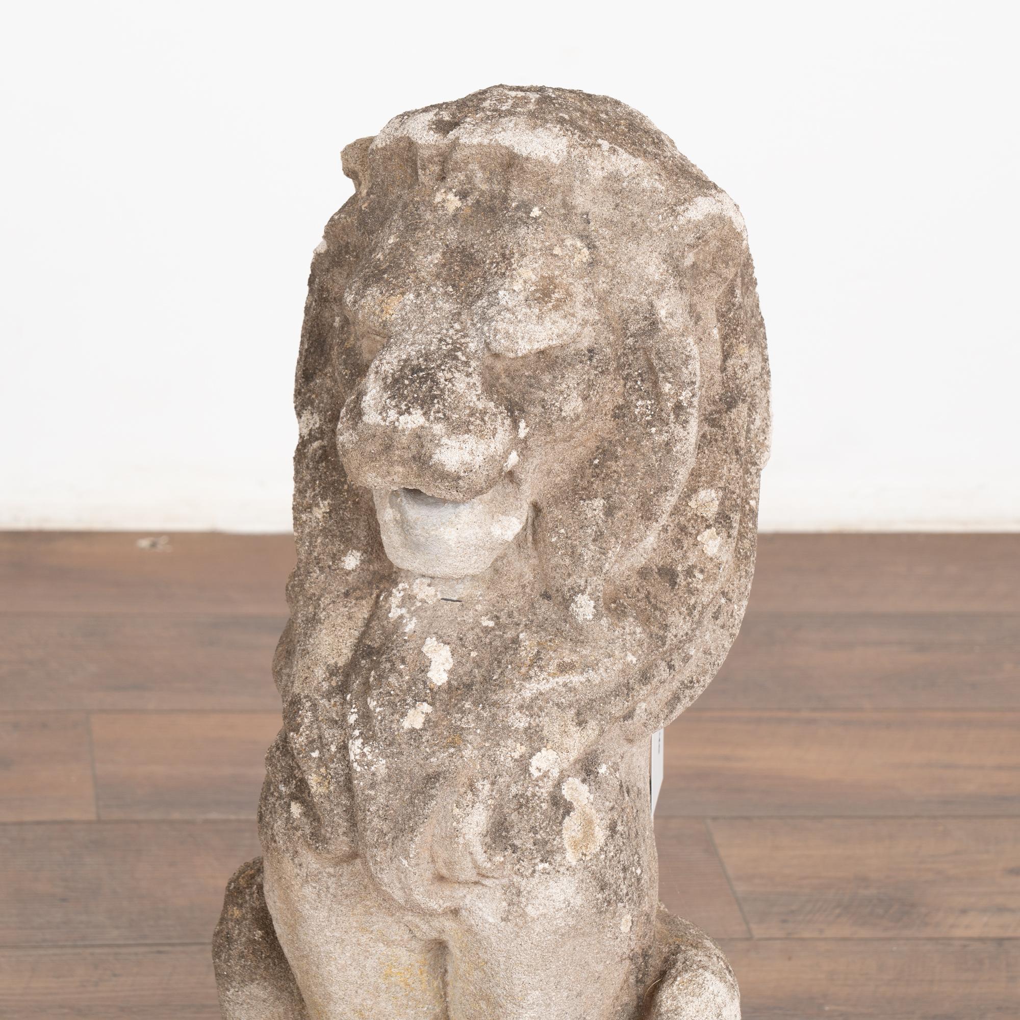 20ième siècle Paire de statues de jardin en forme de lion en pierre calcaire sculptée, Danemark vers 1920-40 en vente
