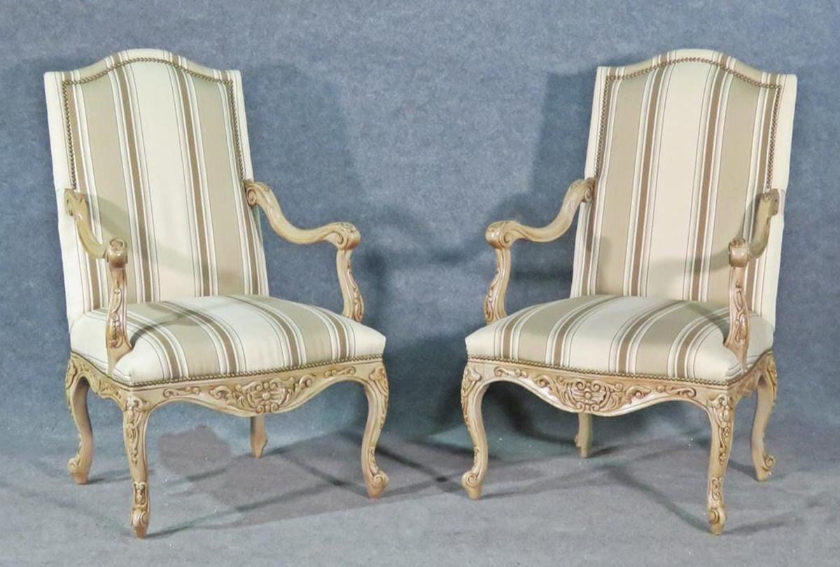 Dies ist ein schönes Paar Stühle. Sie sind im französischen Louis-XV-Stil gestaltet und in einem antiken, gealterten Weiß gehalten. Die Polsterung ist gut, aber nicht perfekt und weist leichte Gebrauchsspuren auf. Geschnitzte Holzrahmen. Rückenlehne
